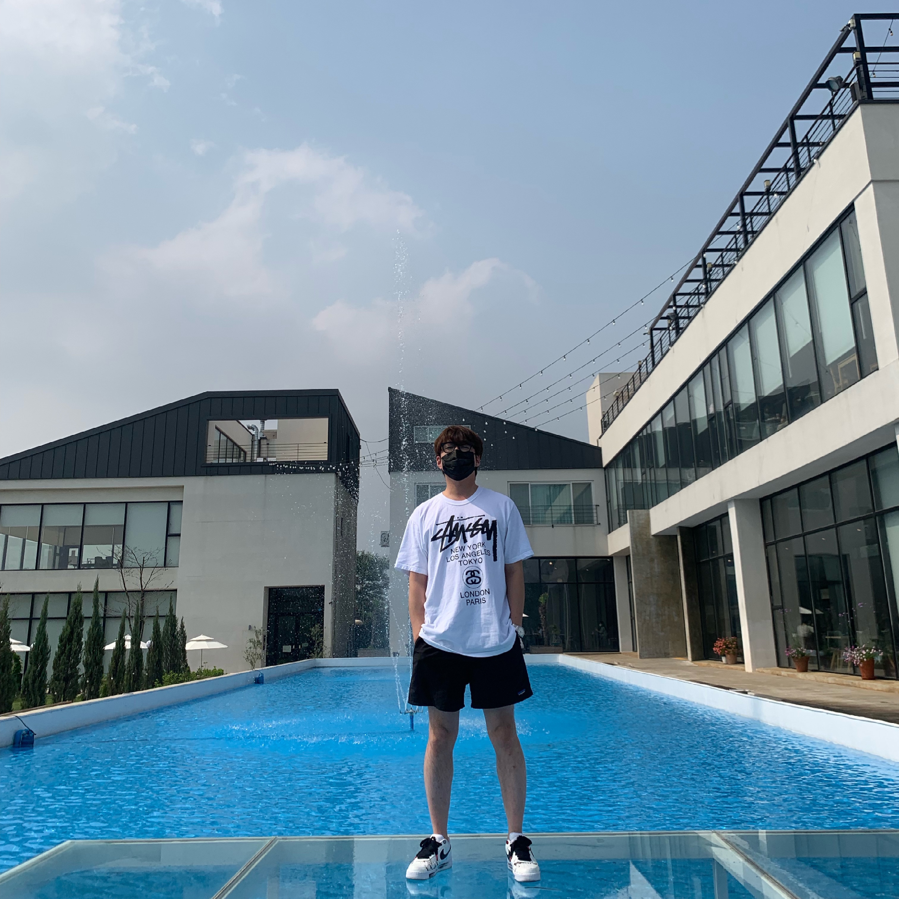 Stussy World Tour T-Shirt White, Nike x Peaceminusone Air Force 1 Low Para-Noise 2.0 착용 스타일