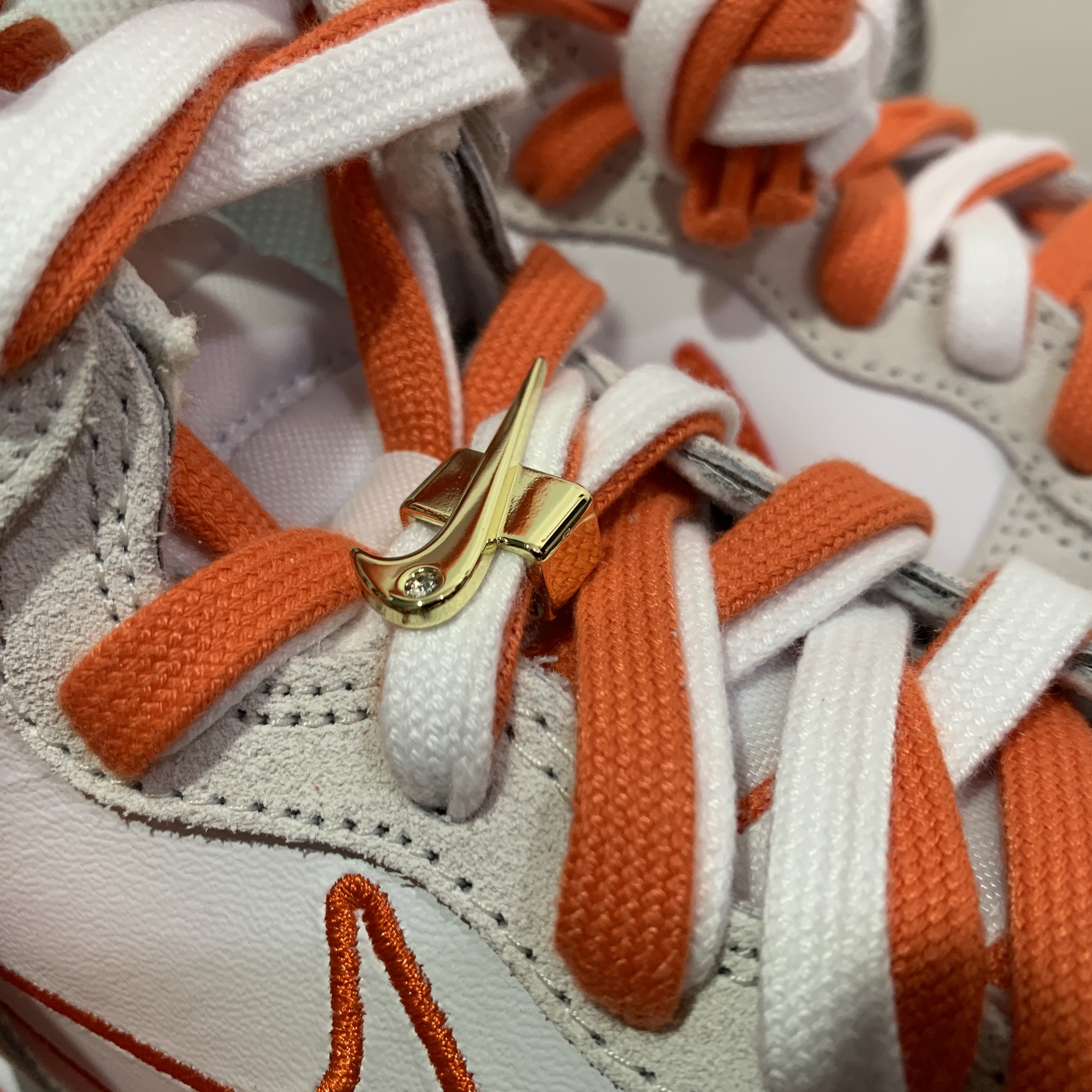 (W) Nike Dunk High SE First Use Sail University Orange 착용 스타일 - 3