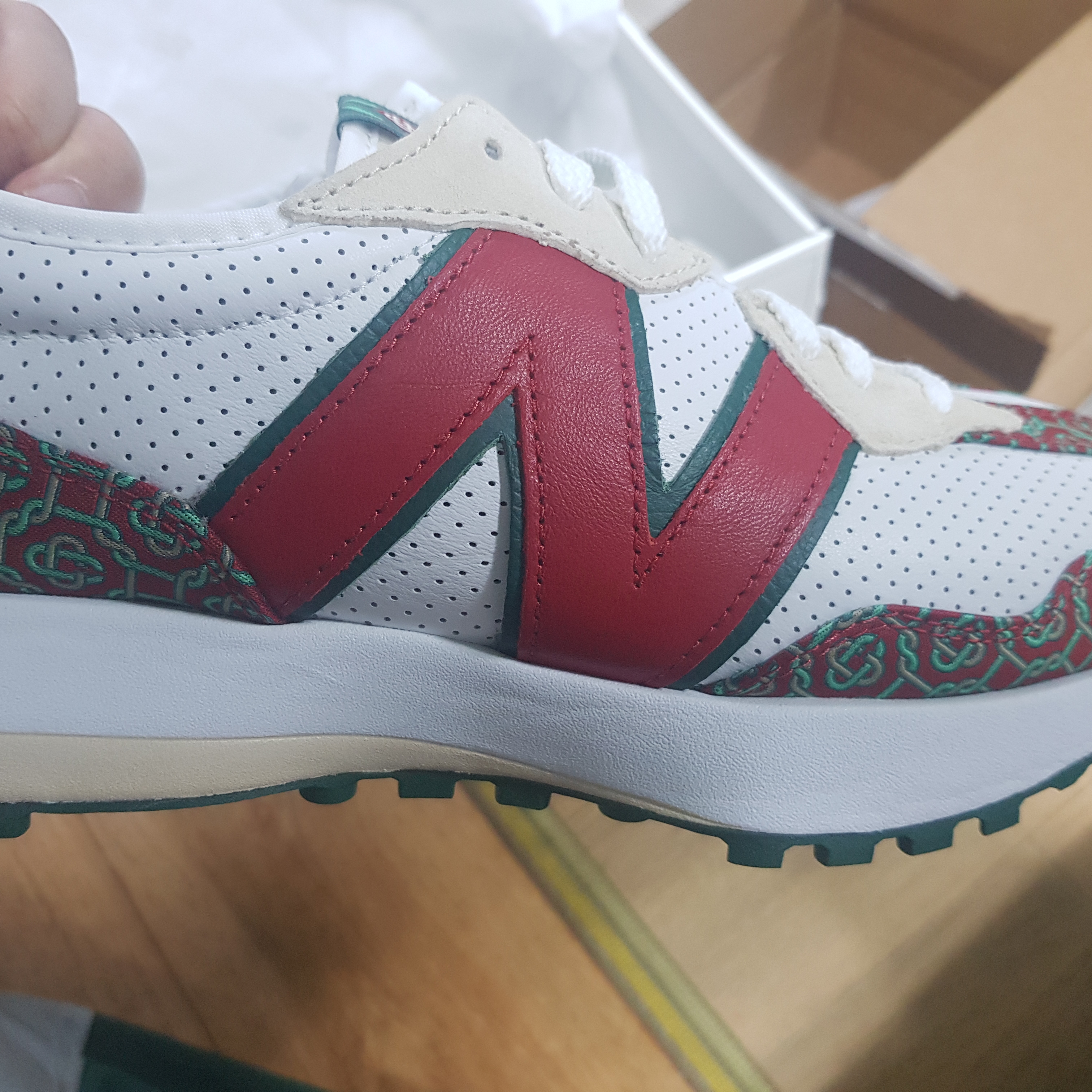 New Balance x Casablanca 327 Idealist Monogram Red Green 착용 스타일 - 2