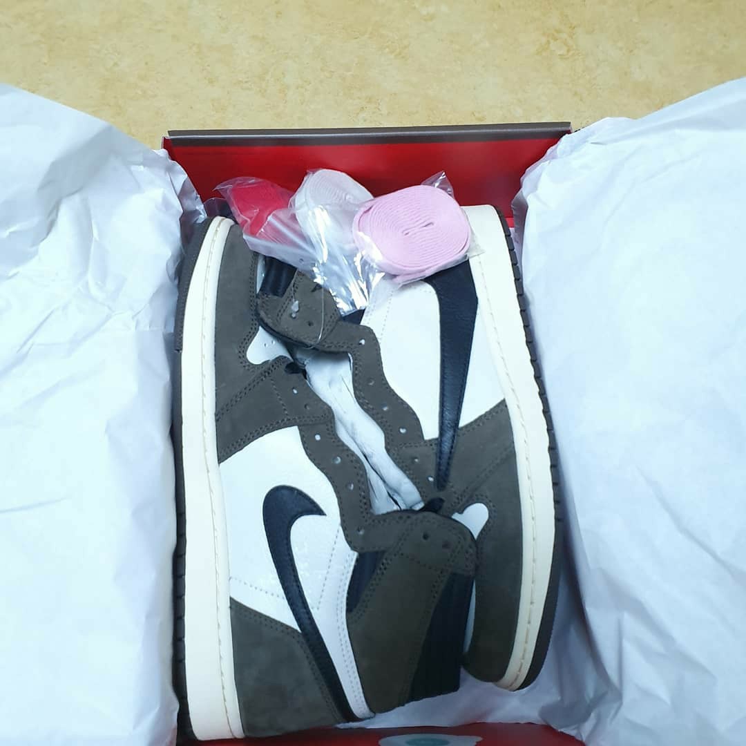 Jordan 1 x Travis Scott Retro High OG SP Mocha 착용 스타일 - 2