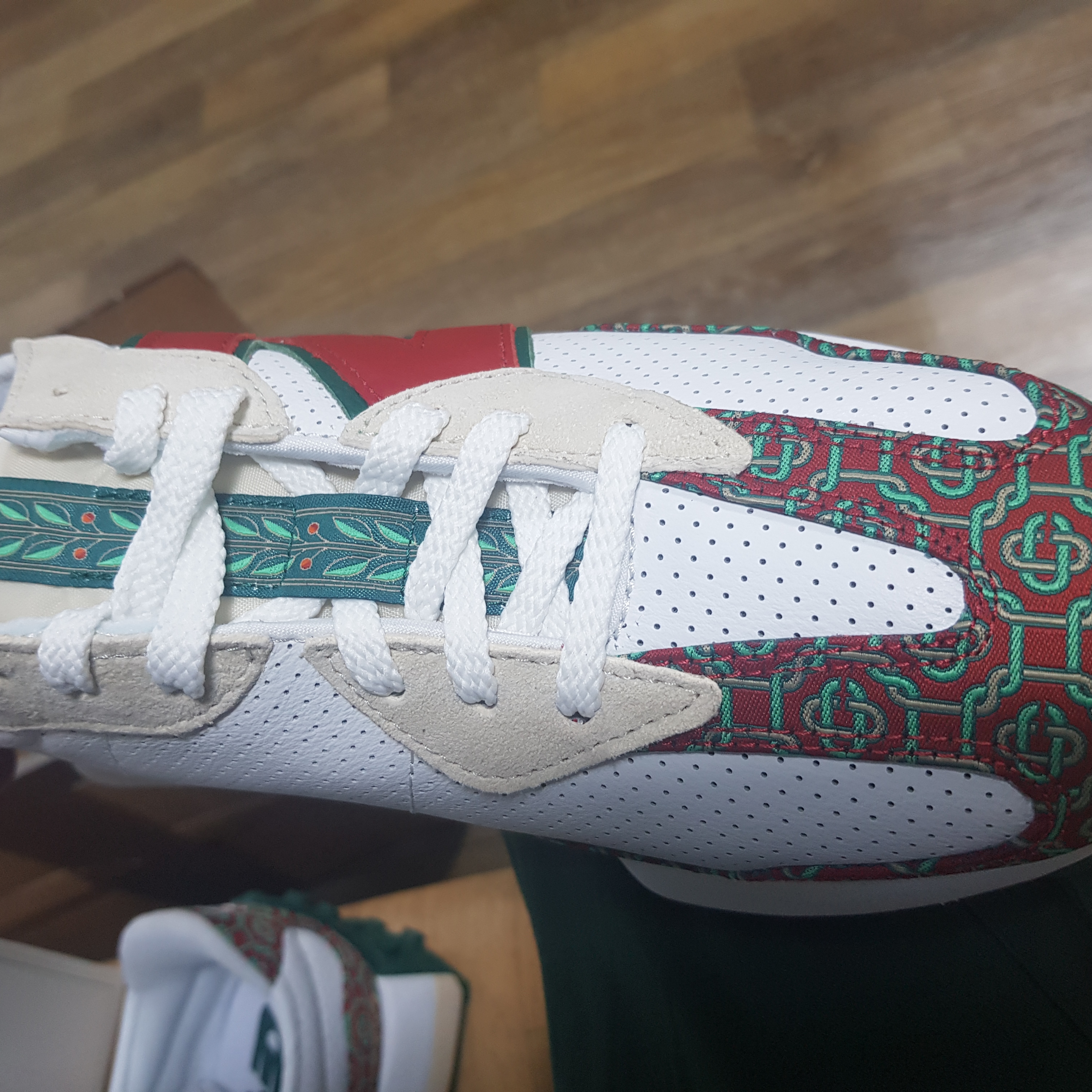New Balance x Casablanca 327 Idealist Monogram Red Green 착용 스타일 - 5