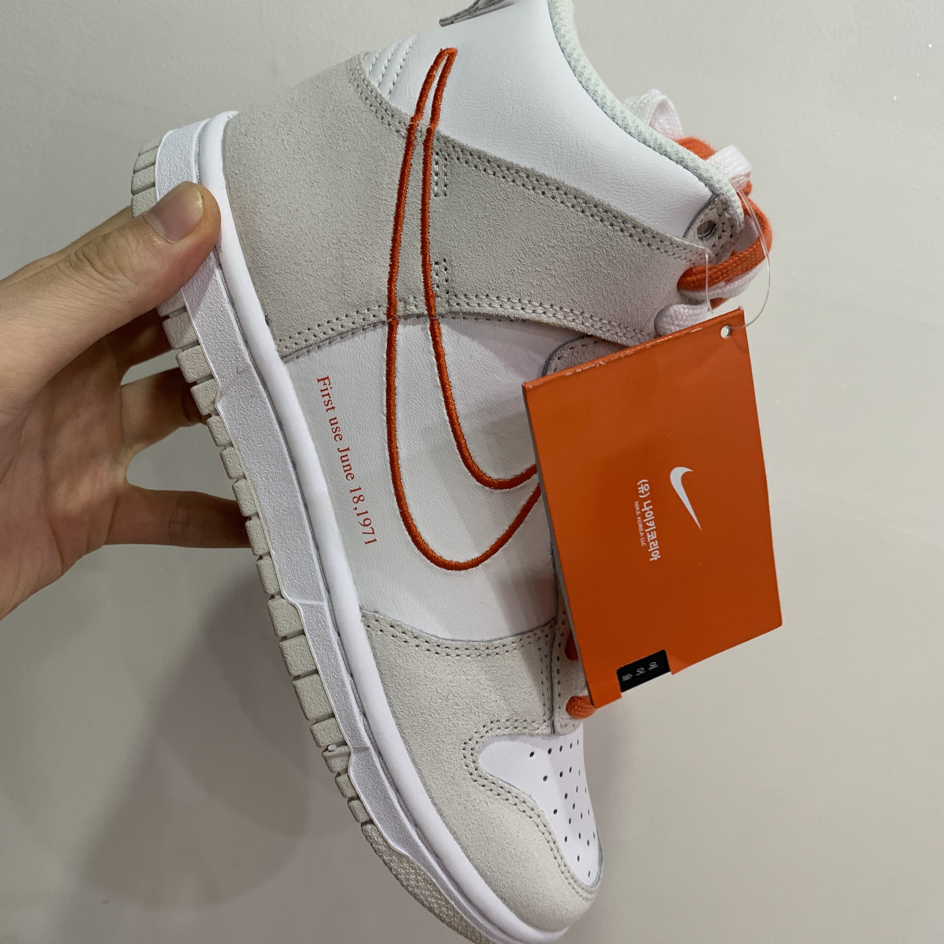 (W) Nike Dunk High SE First Use Sail University Orange 착용 스타일 - 1