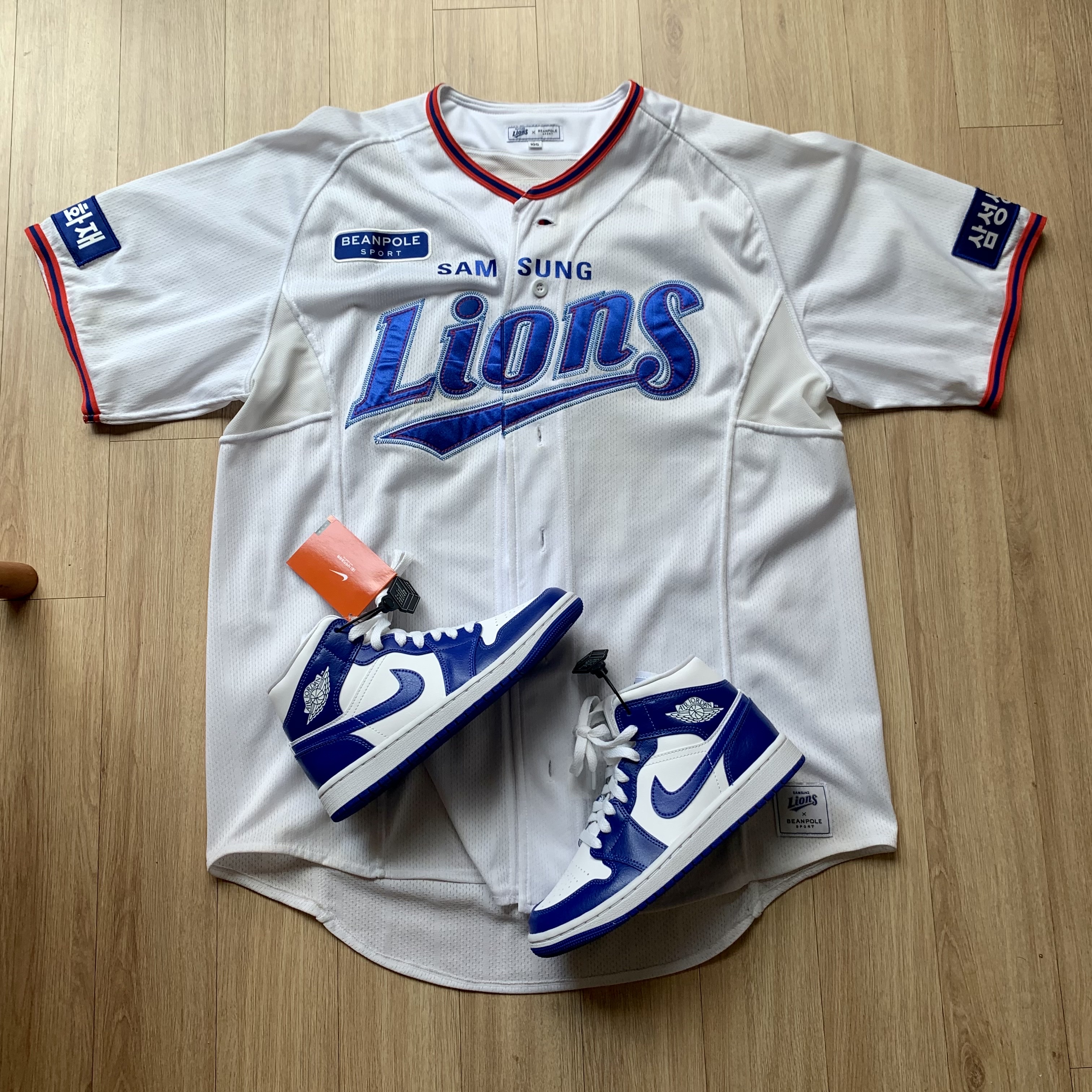 (W) Jordan 1 Mid White Hyper Royal 착용 스타일 - 1