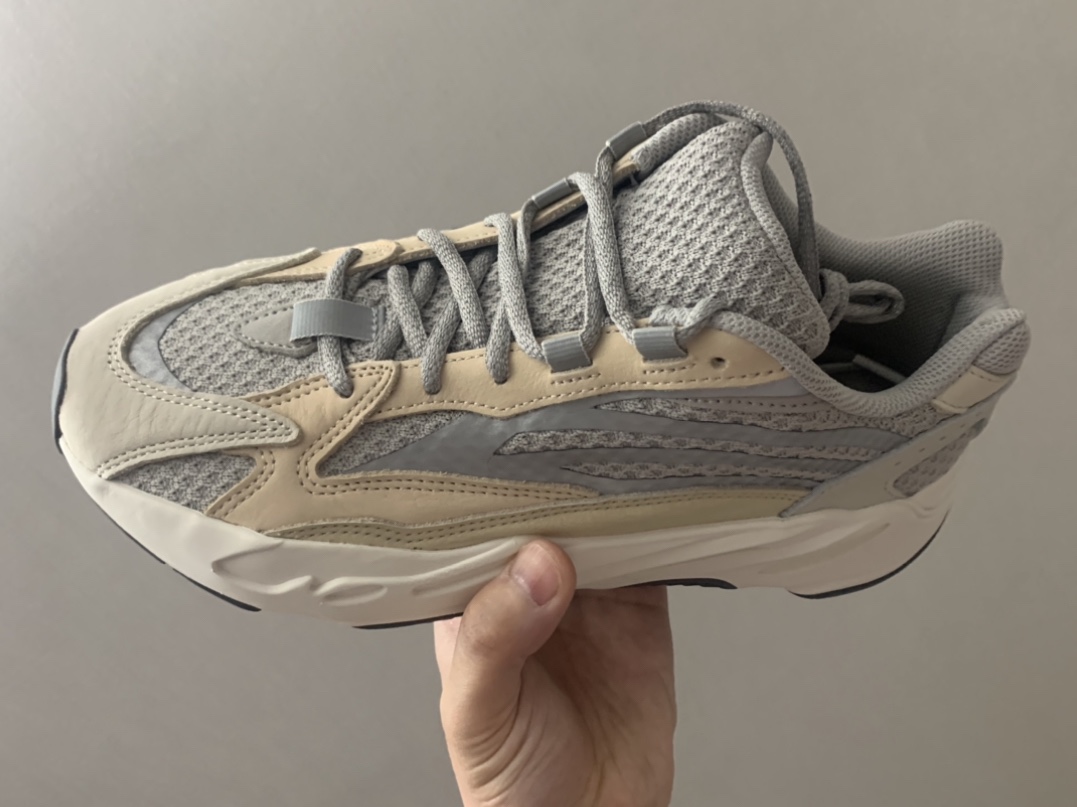 Adidas Yeezy Boost 700 V2 Cream 착용 스타일 - 2