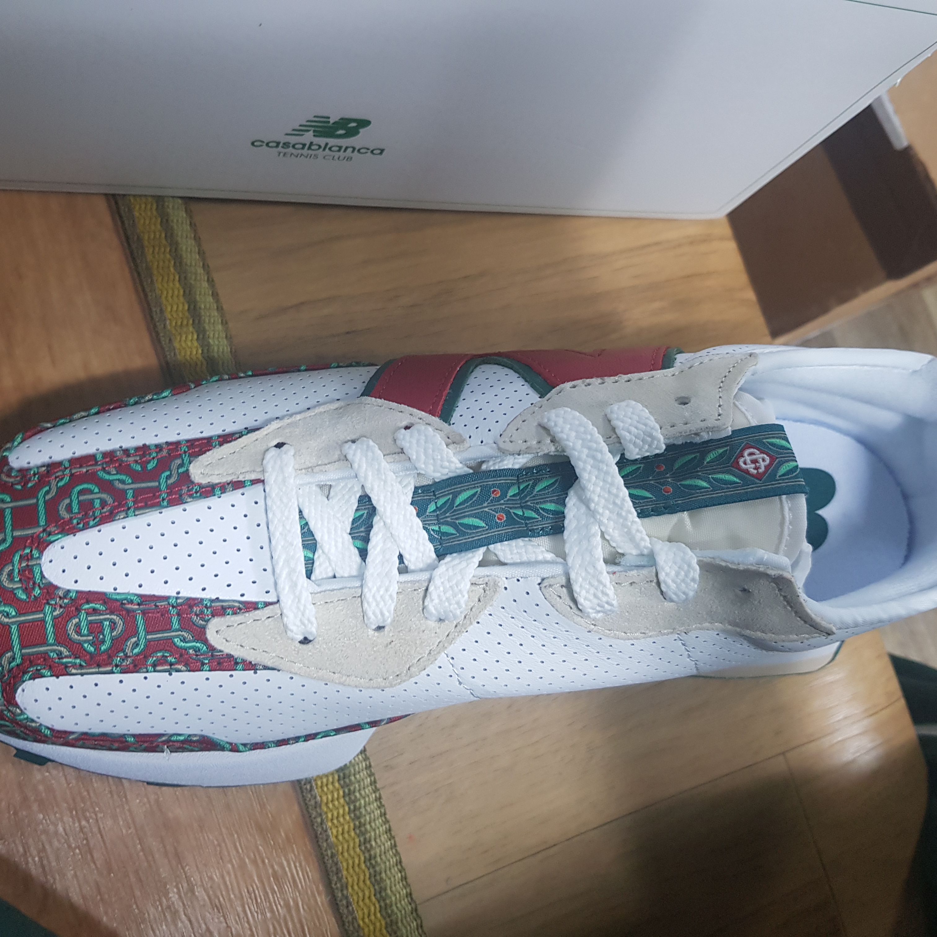 New Balance x Casablanca 327 Idealist Monogram Red Green 착용 스타일 - 4