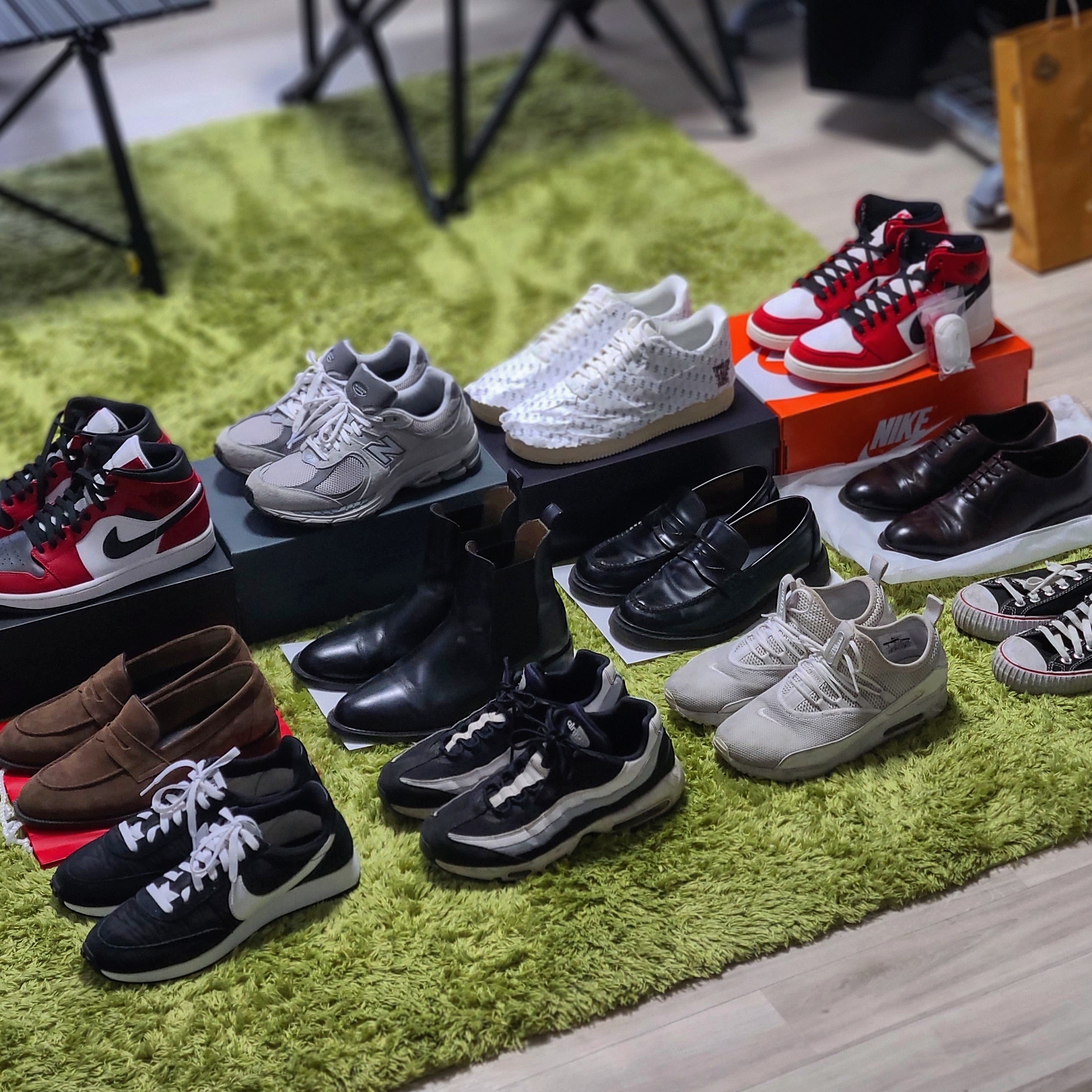 Jordan 1 Mid Chicago Black Toe, New Balance 2002R T2 Gray 착용 스타일