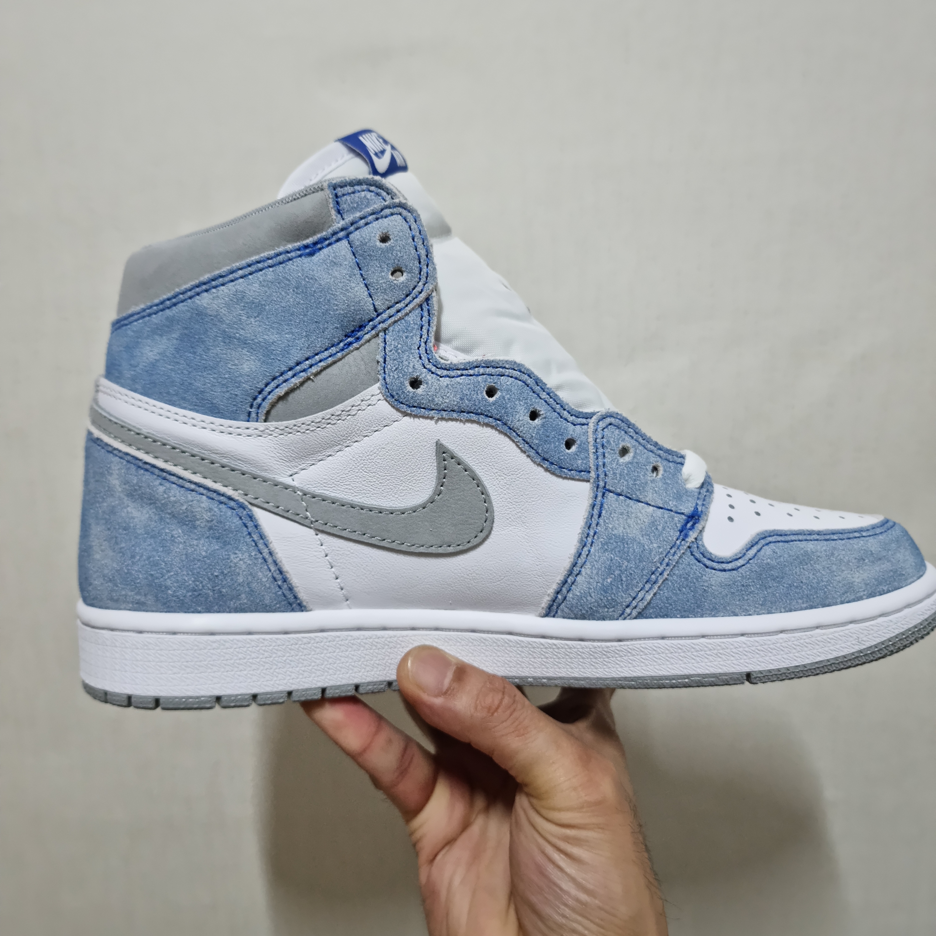 Jordan 1 Retro High OG Hyper Royal 착용 스타일 - 1