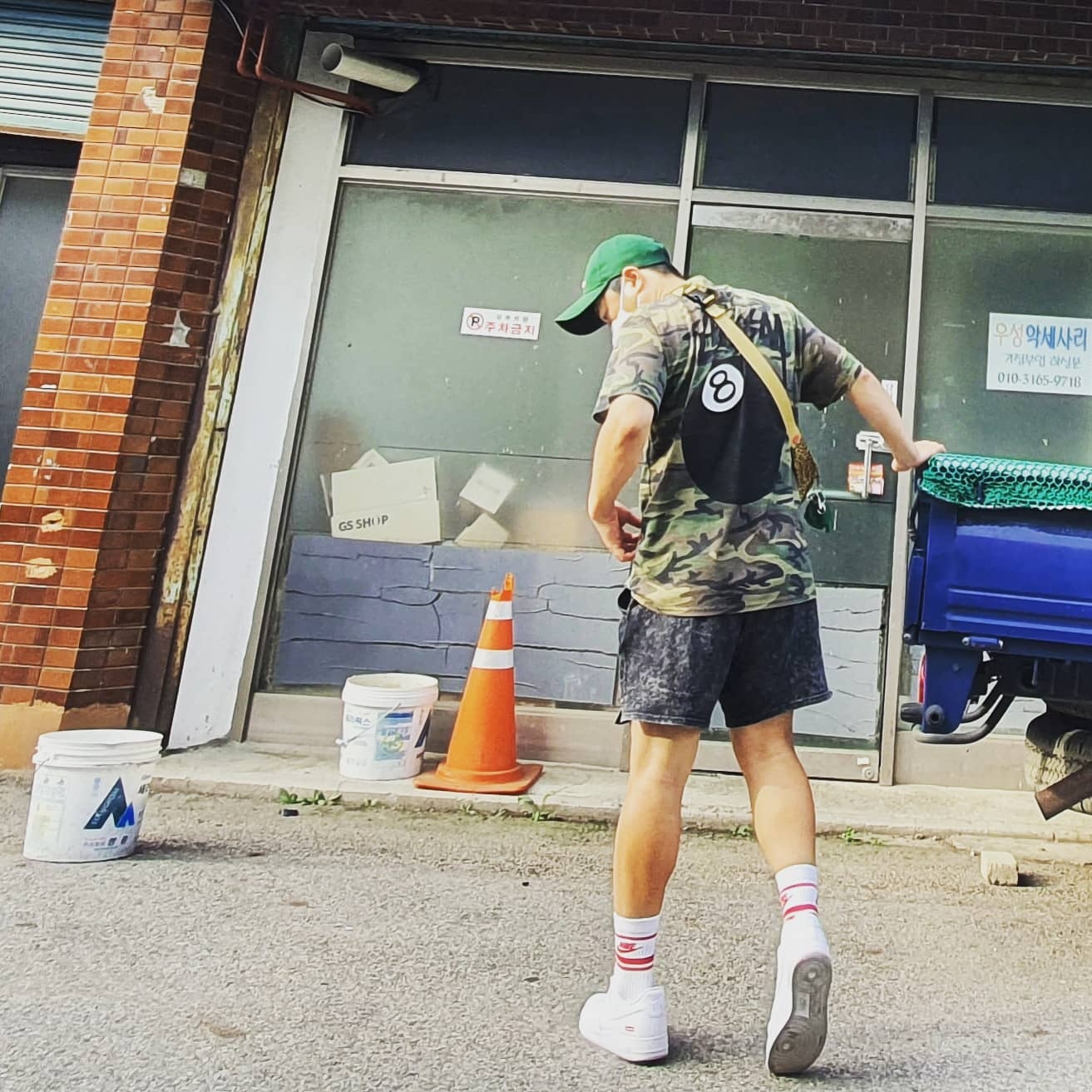 Nike x Supreme Air Force 1 Low White, Supreme x Barbour Waxed Cotton Waist Bag Leopard - 20SS 착용 스타일 - 1