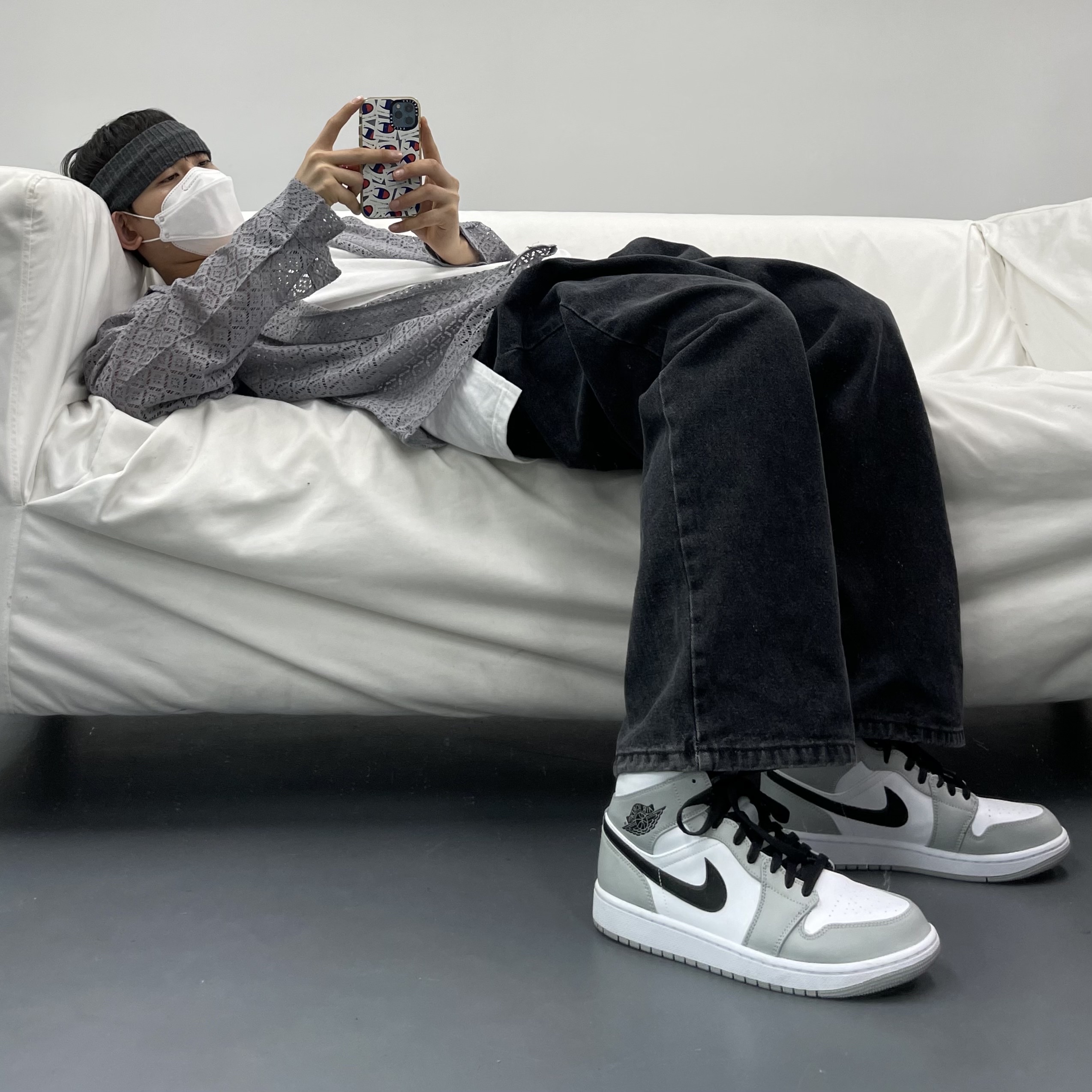 Jordan 1 Mid Light Smoke Grey 착용 스타일 - 3