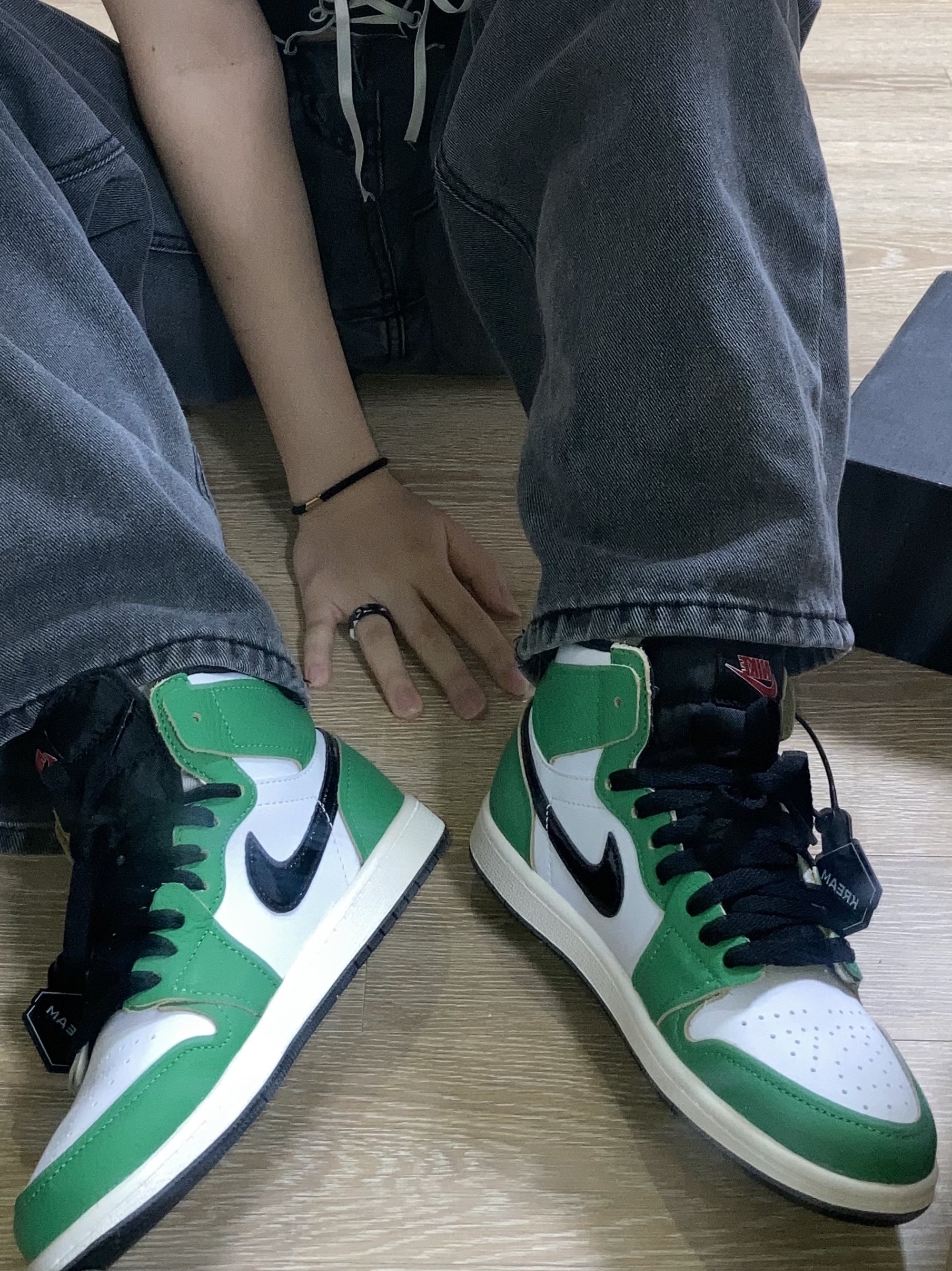 (W) Jordan 1 Retro High OG Lucky Green, (PS) Jordan 1 Retro High OG Lucky Green 착용 스타일 - 3