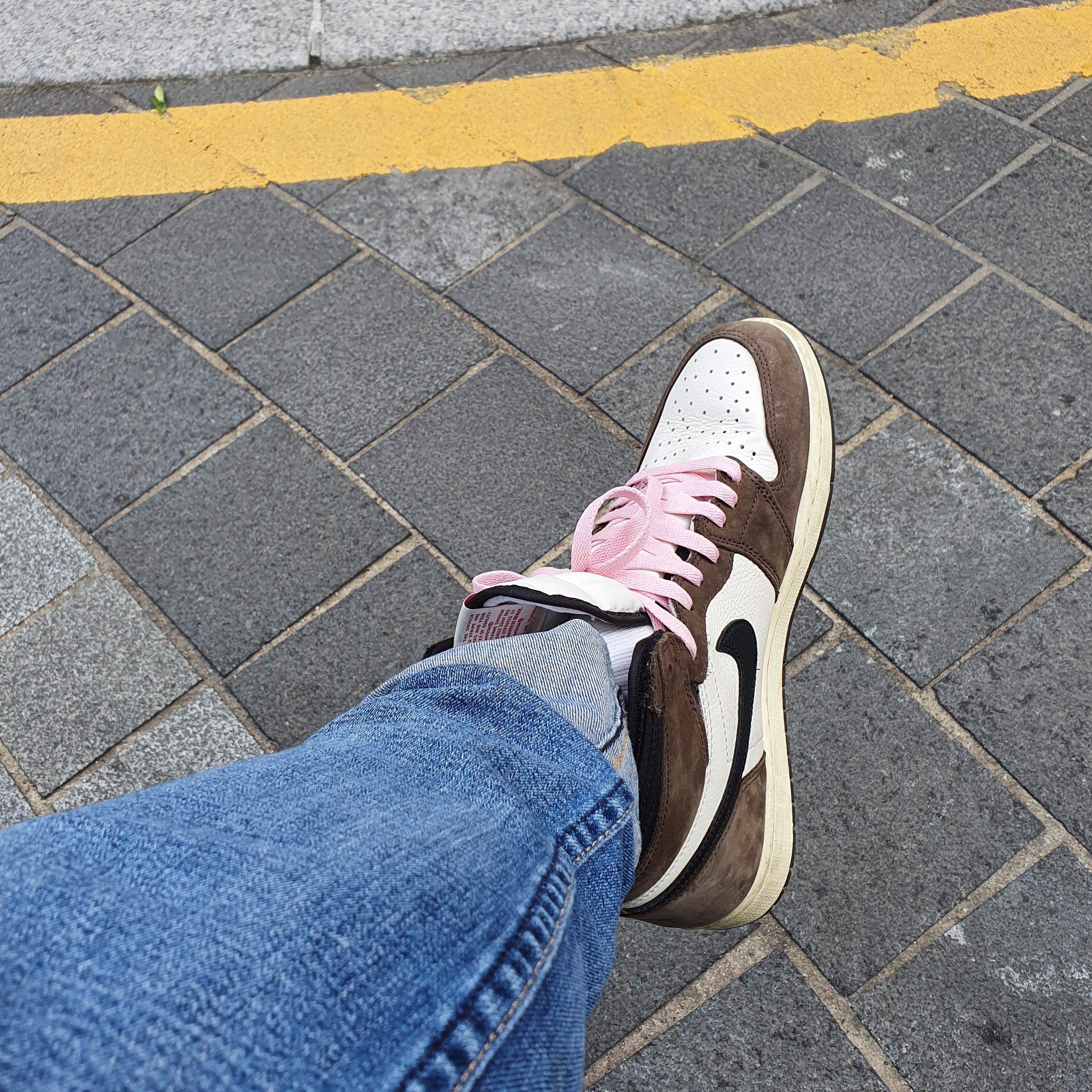Jordan 1 x Travis Scott Retro High OG SP Mocha 착용 스타일 - 1