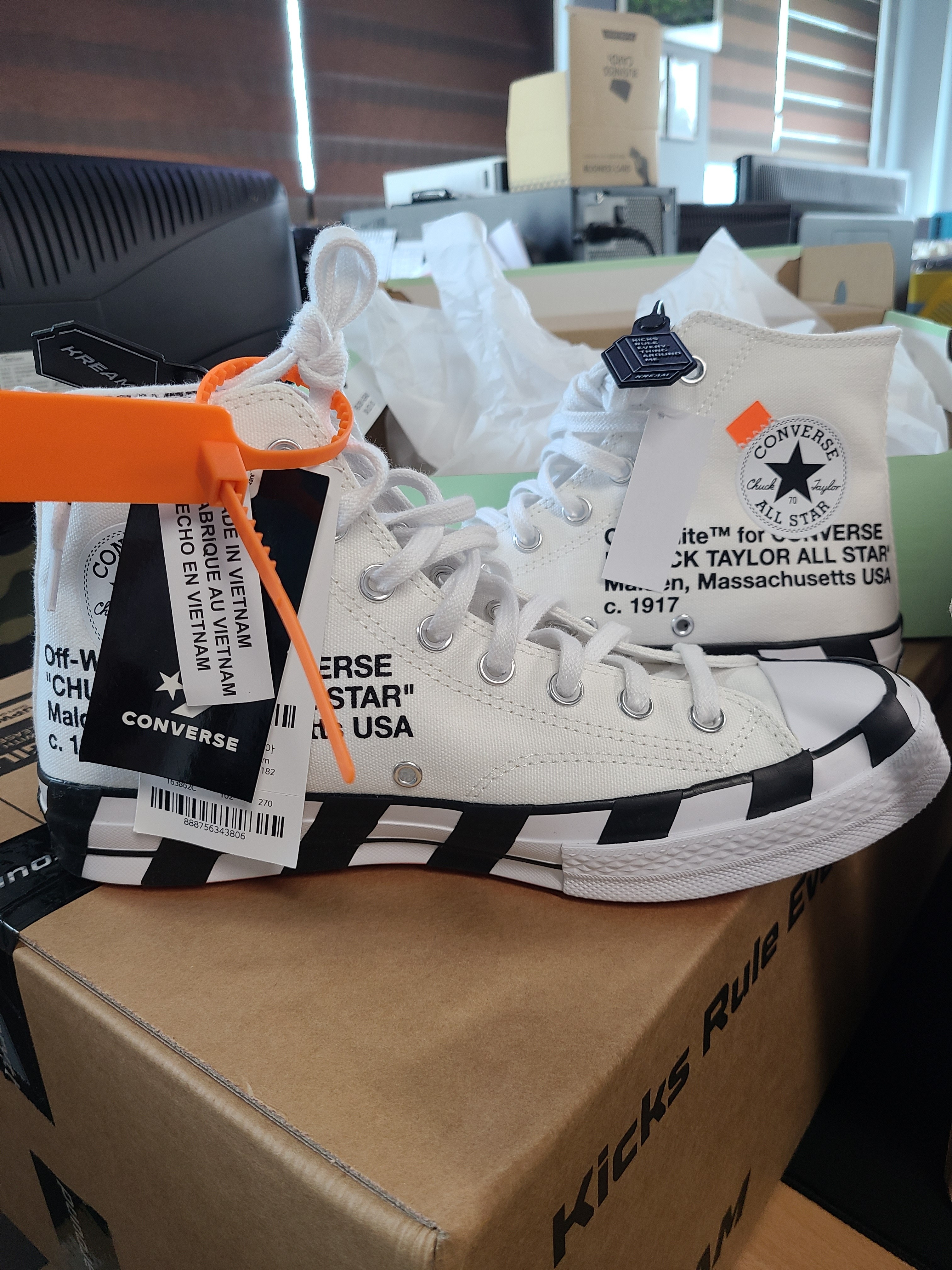 Converse x Off-White Chuck 70 High V2 2021, Converse x Ambush Chuck Taylor All Star Duck Boot Black 착용 스타일 - 1