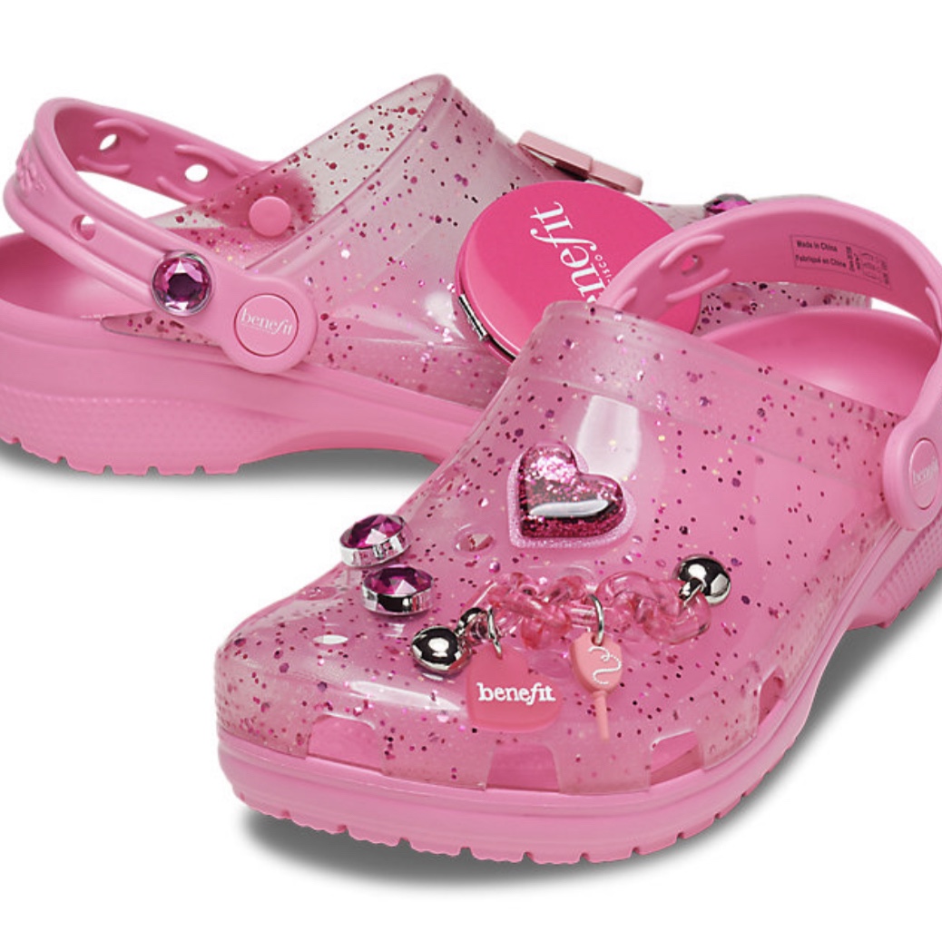 Crocs x Benefit Classic Clog 착용 스타일 - 1