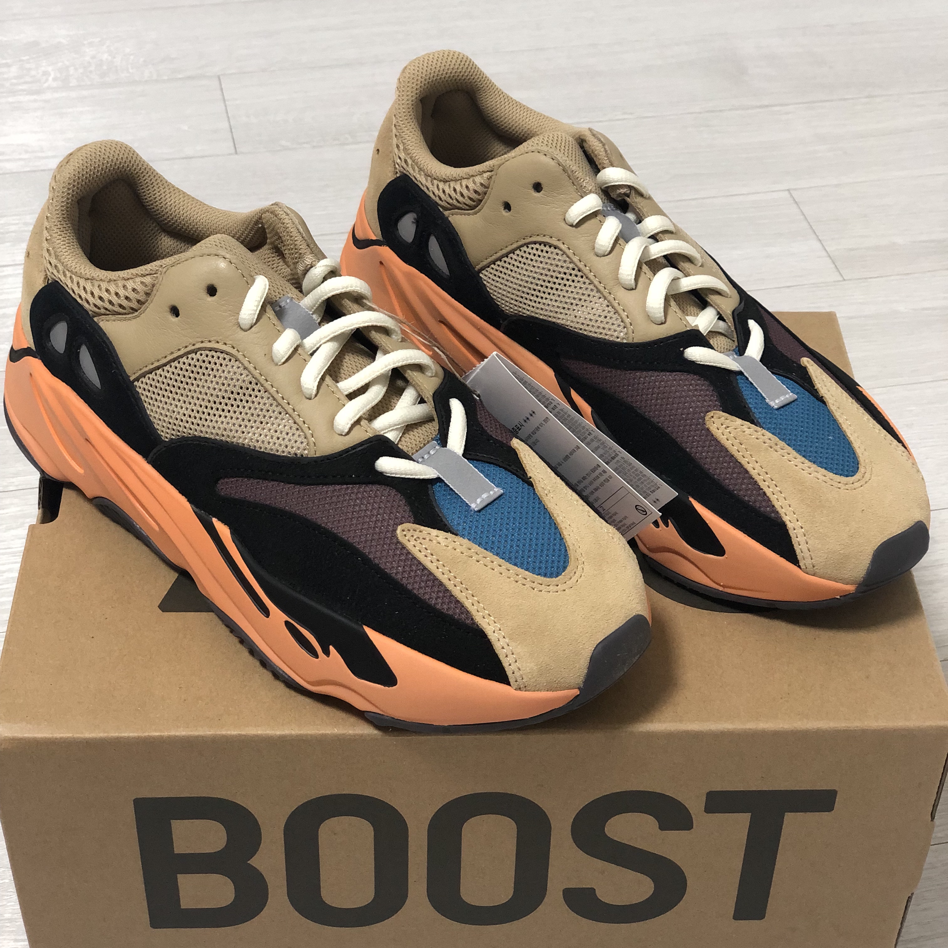Adidas Yeezy Boost 700 Enflame Amber 착용 스타일