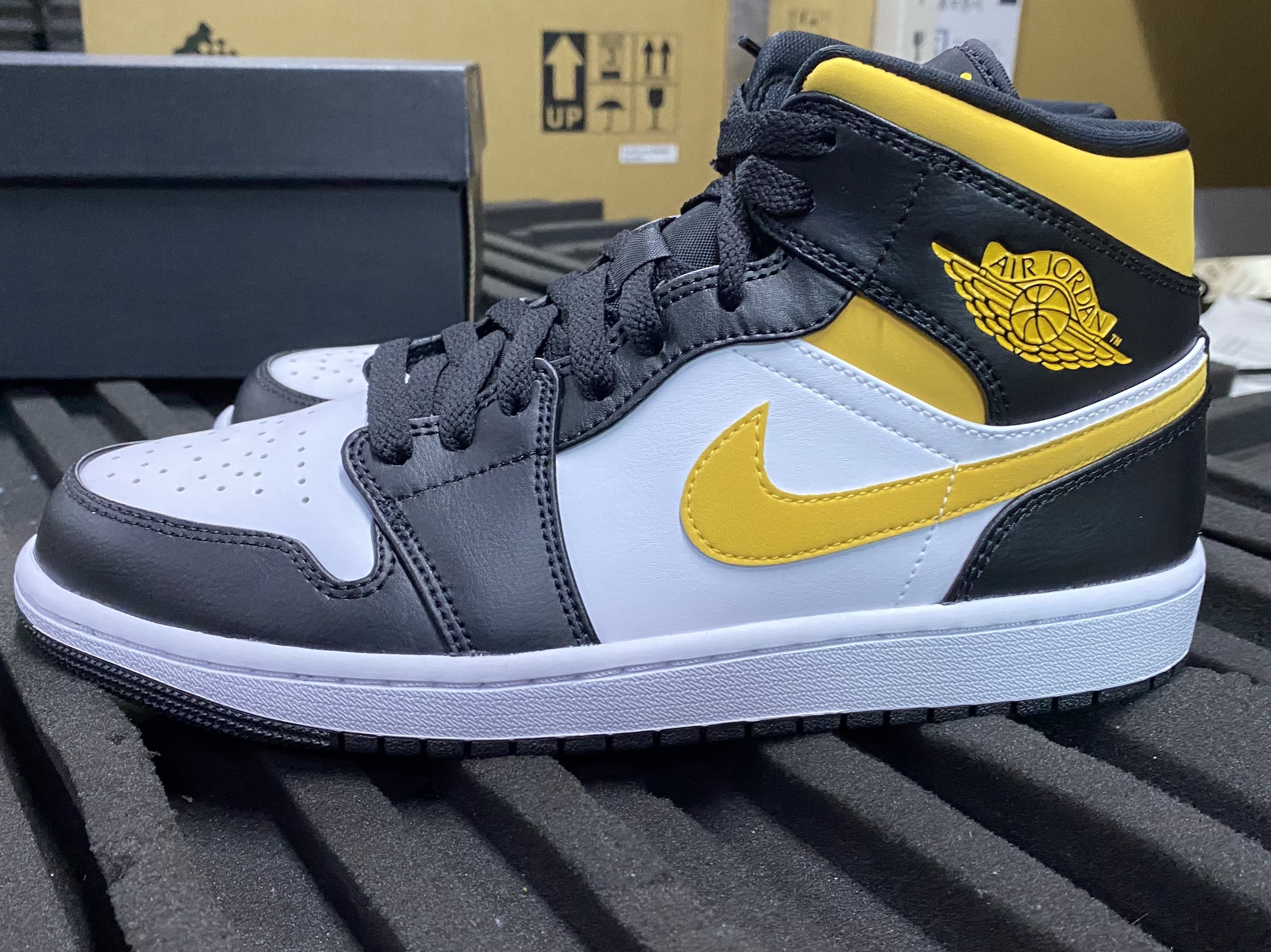 Jordan 1 Mid Pollen 착용 스타일