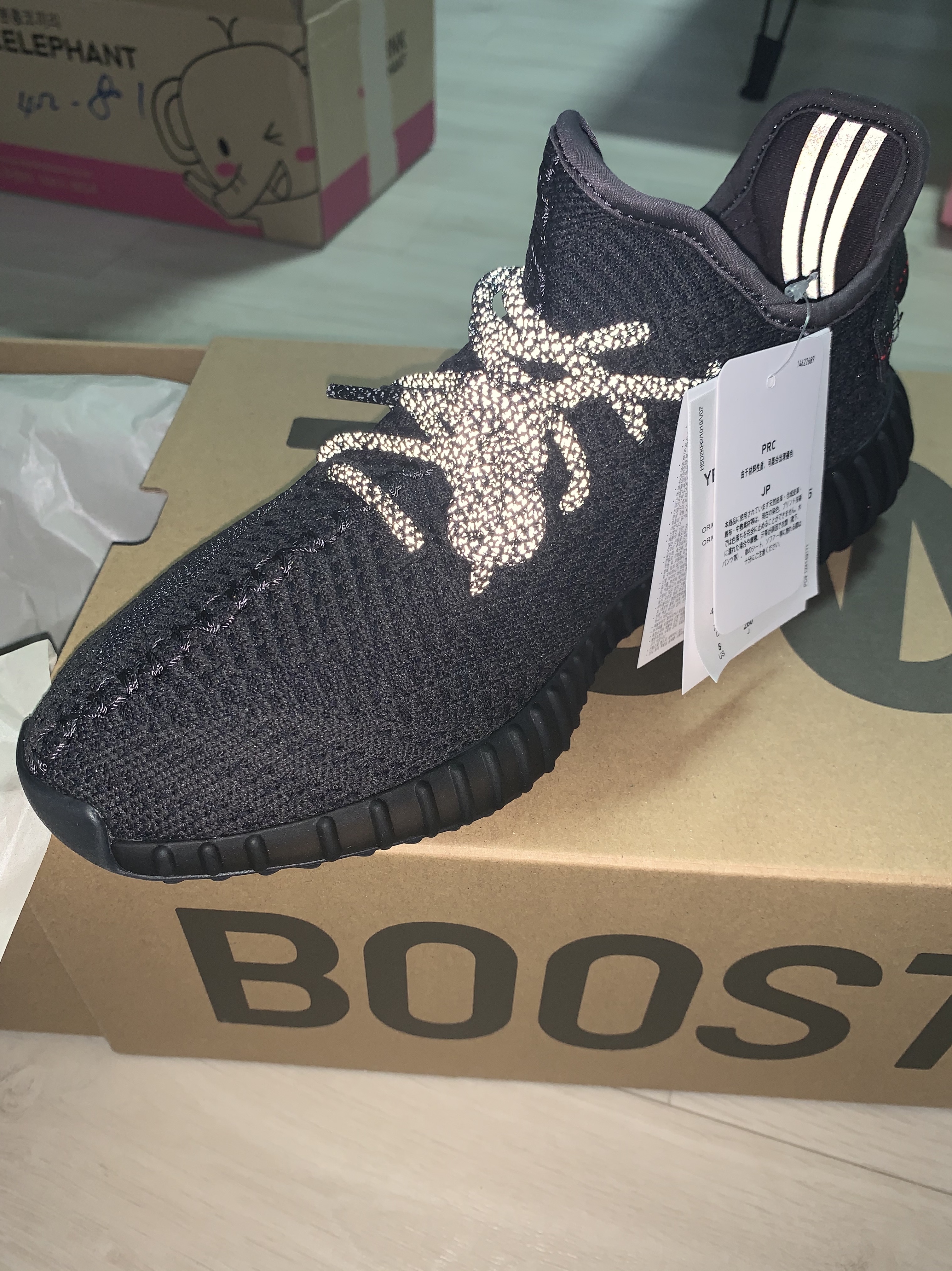 Adidas Yeezy Boost 350 V2 Black - Non-Reflective 착용 스타일 - 2