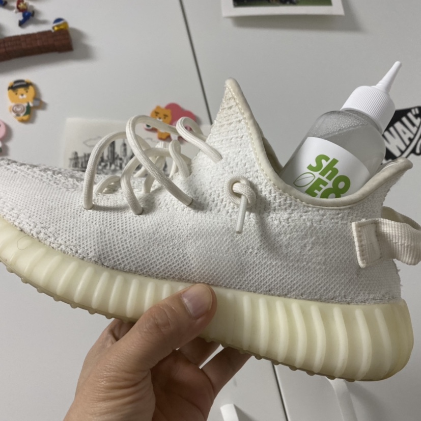Adidas Yeezy Boost 350 V2 Cream/Triple White 착용 스타일