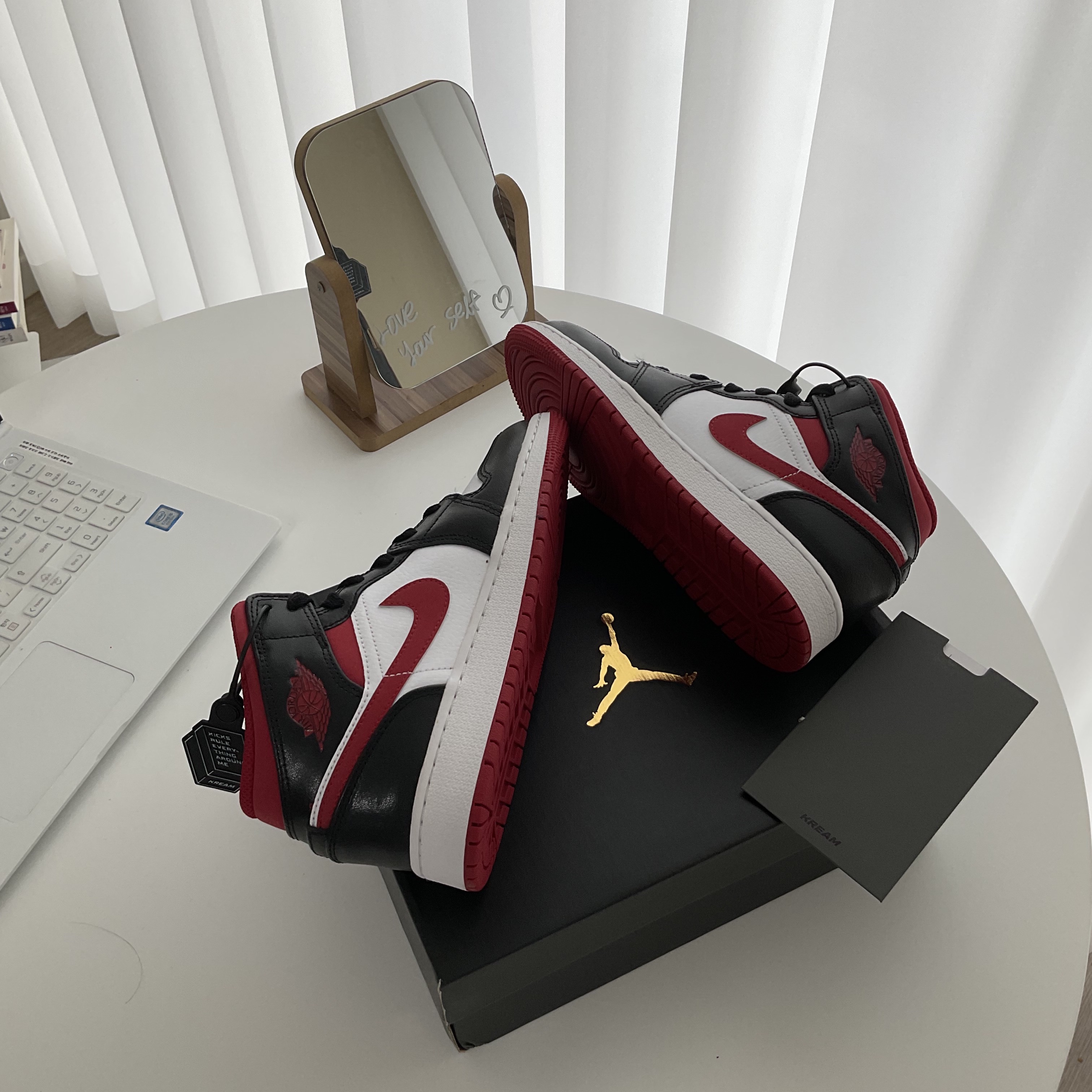 Jordan 1 Mid Gym Red Black White 착용 스타일