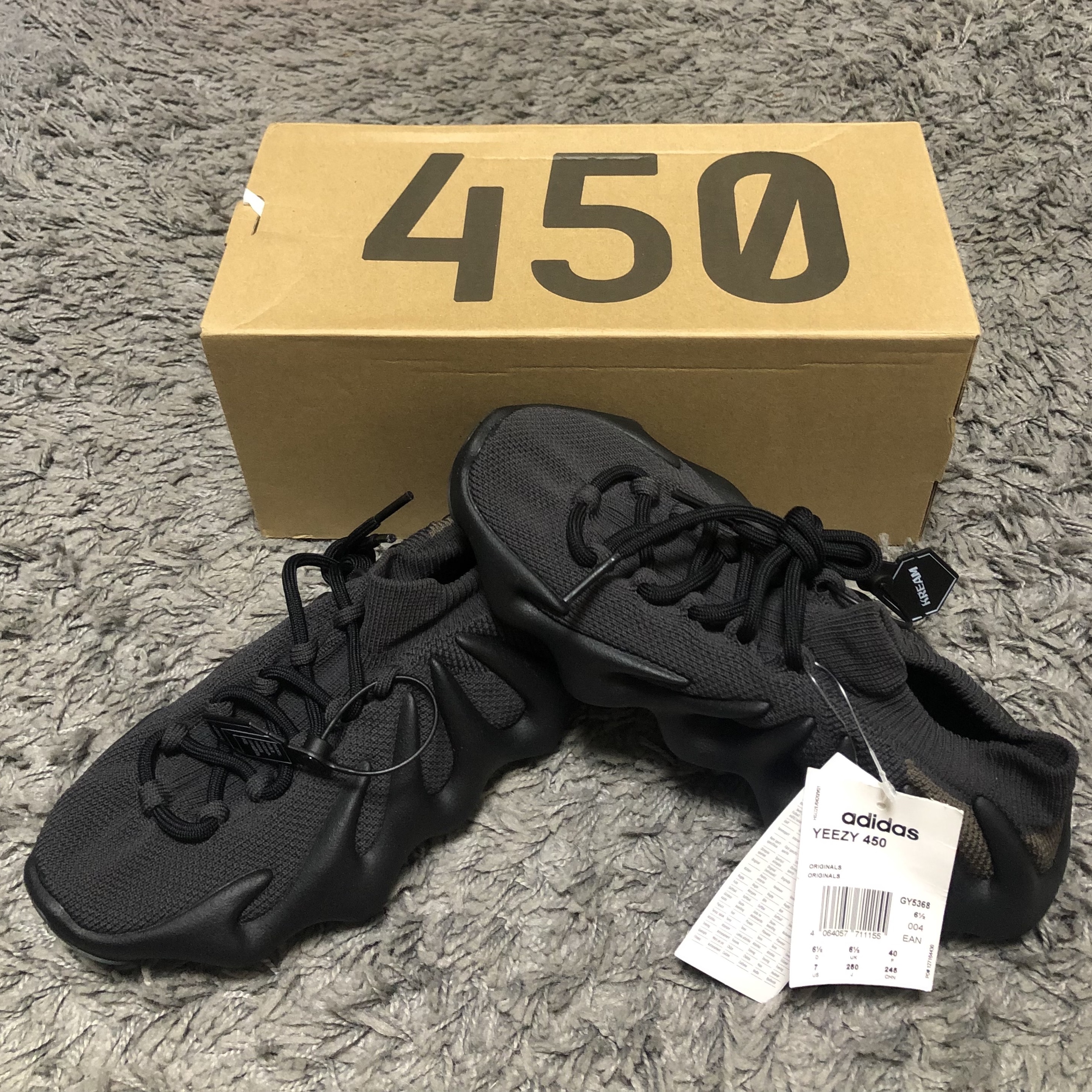Adidas Yeezy 450 Dark Slate 착용 스타일
