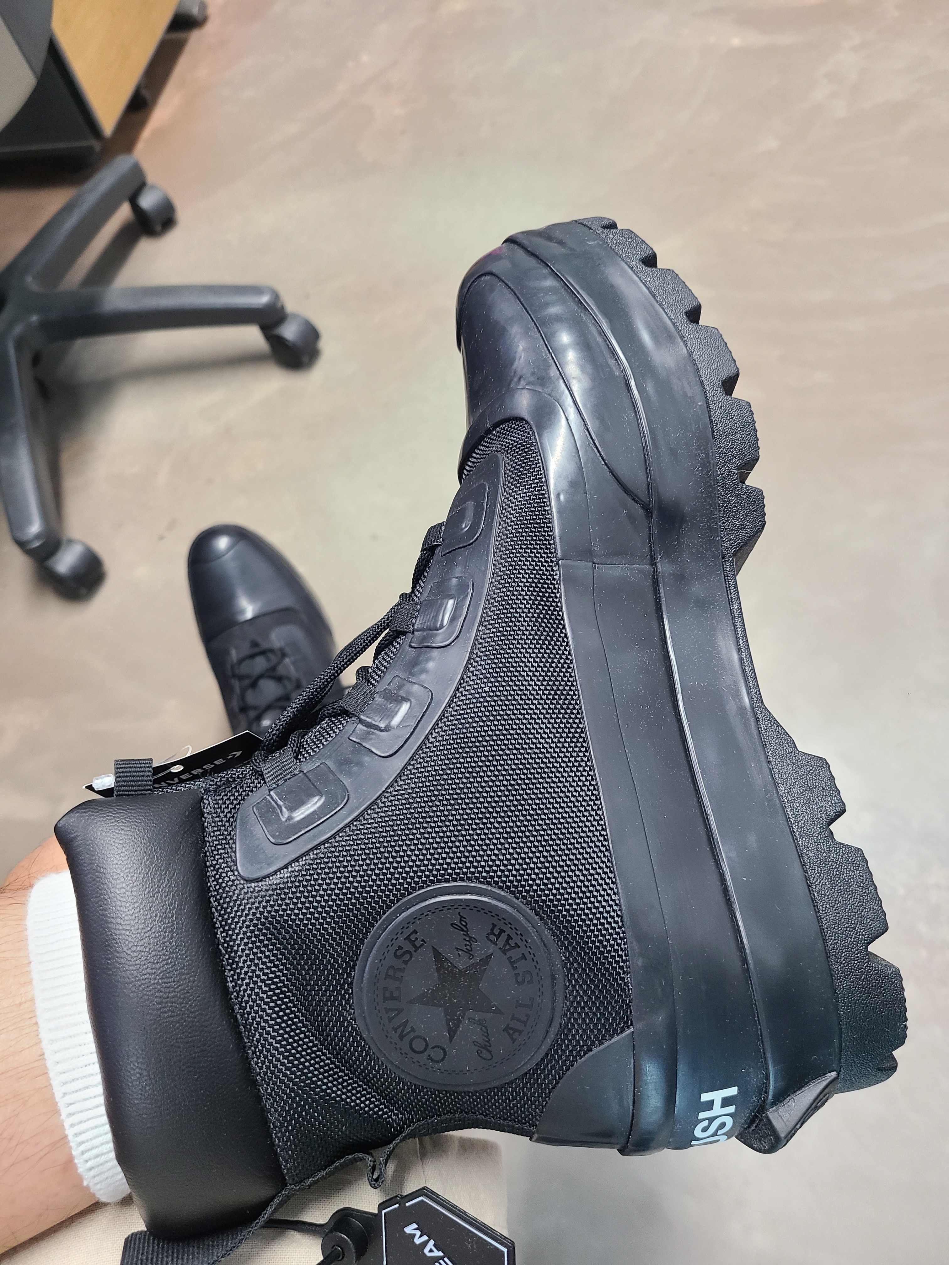 Converse x Off-White Chuck 70 High V2 2021, Converse x Ambush Chuck Taylor All Star Duck Boot Black 착용 스타일 - 5