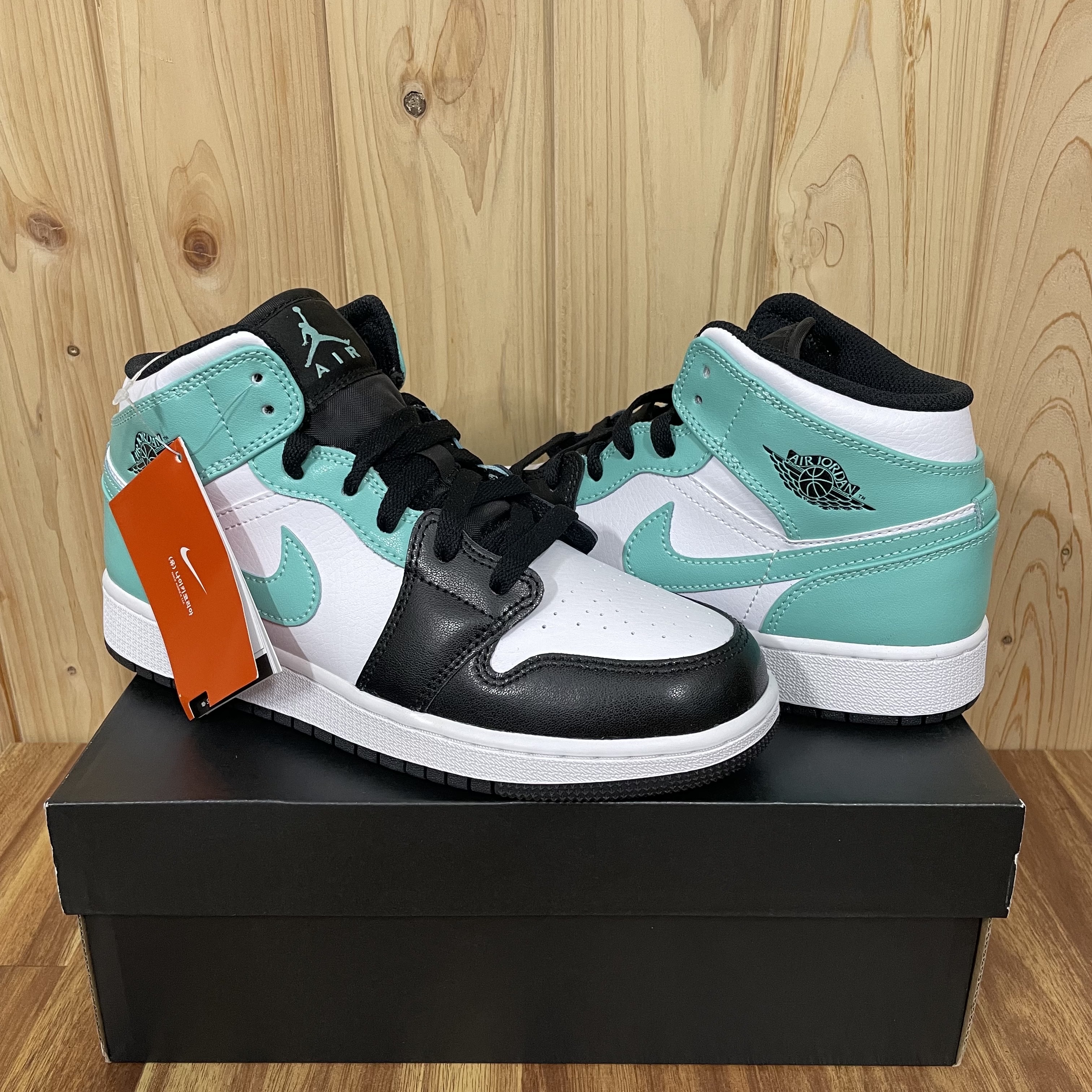 Jordan 1 Mid Tropical Twist 착용 스타일