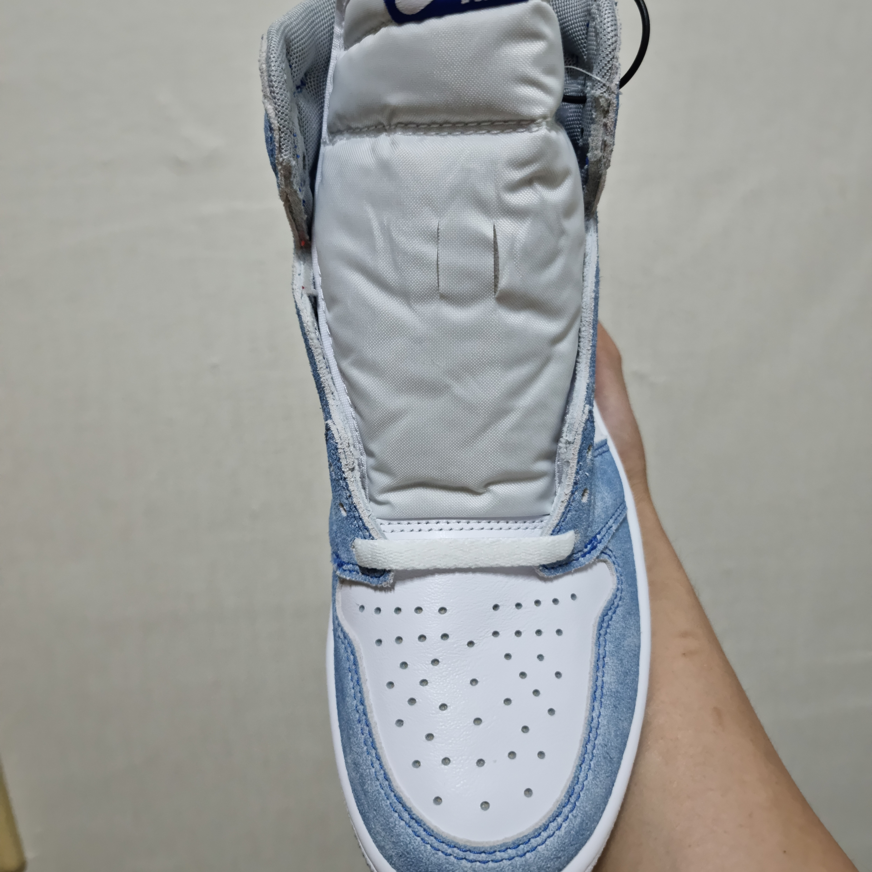 Jordan 1 Retro High OG Hyper Royal 착용 스타일 - 2