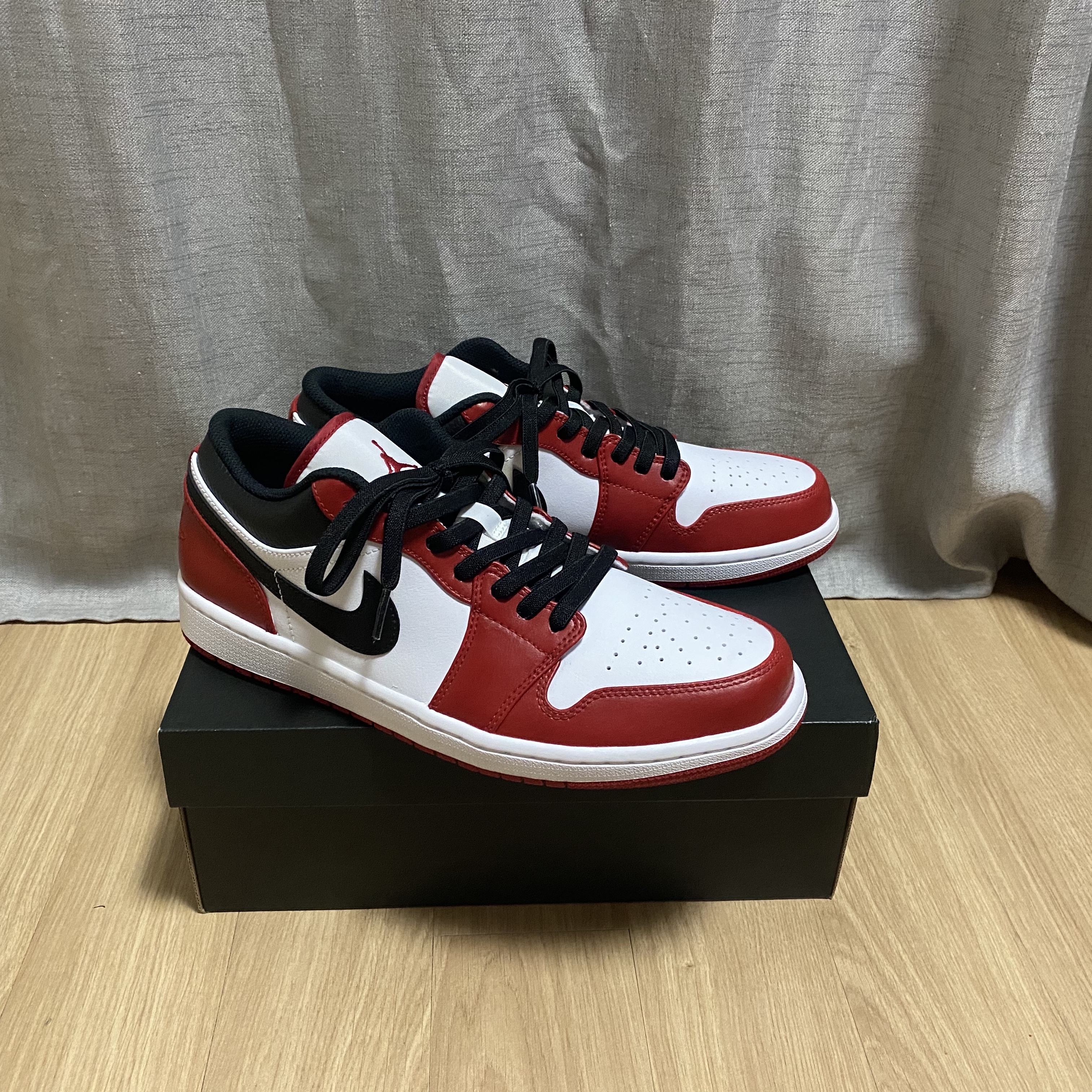 Jordan 1 Low White Red Black 착용 스타일