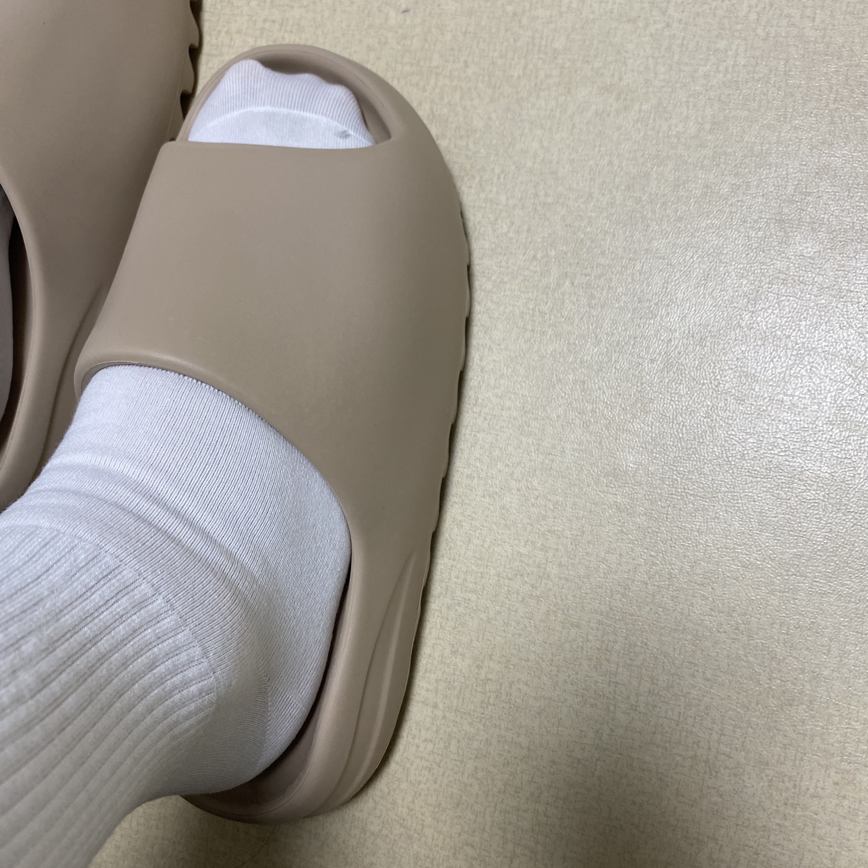 Adidas Yeezy Slide Pure 착용 스타일 - 1