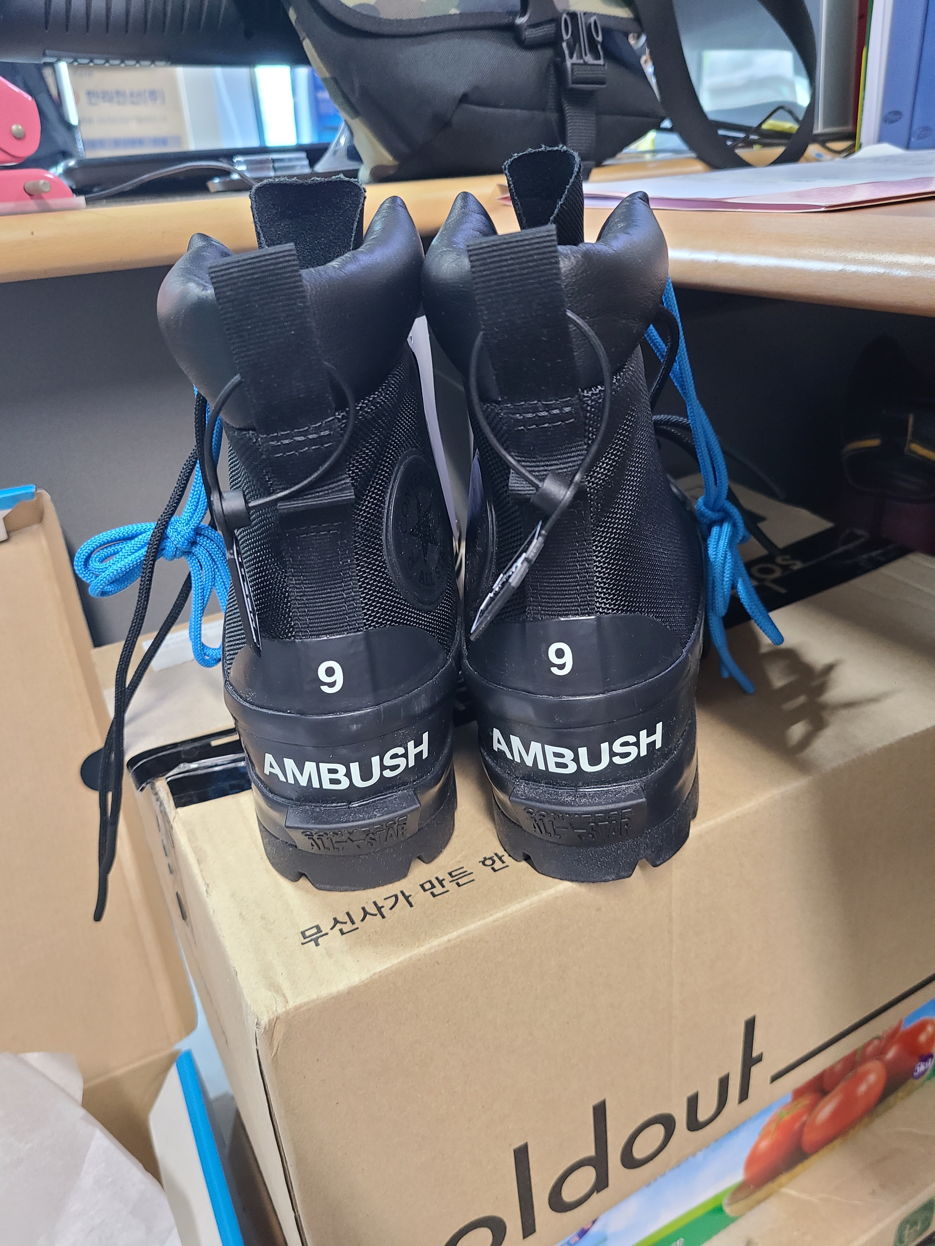 Converse x Off-White Chuck 70 High V2 2021, Converse x Ambush Chuck Taylor All Star Duck Boot Black 착용 스타일 - 4