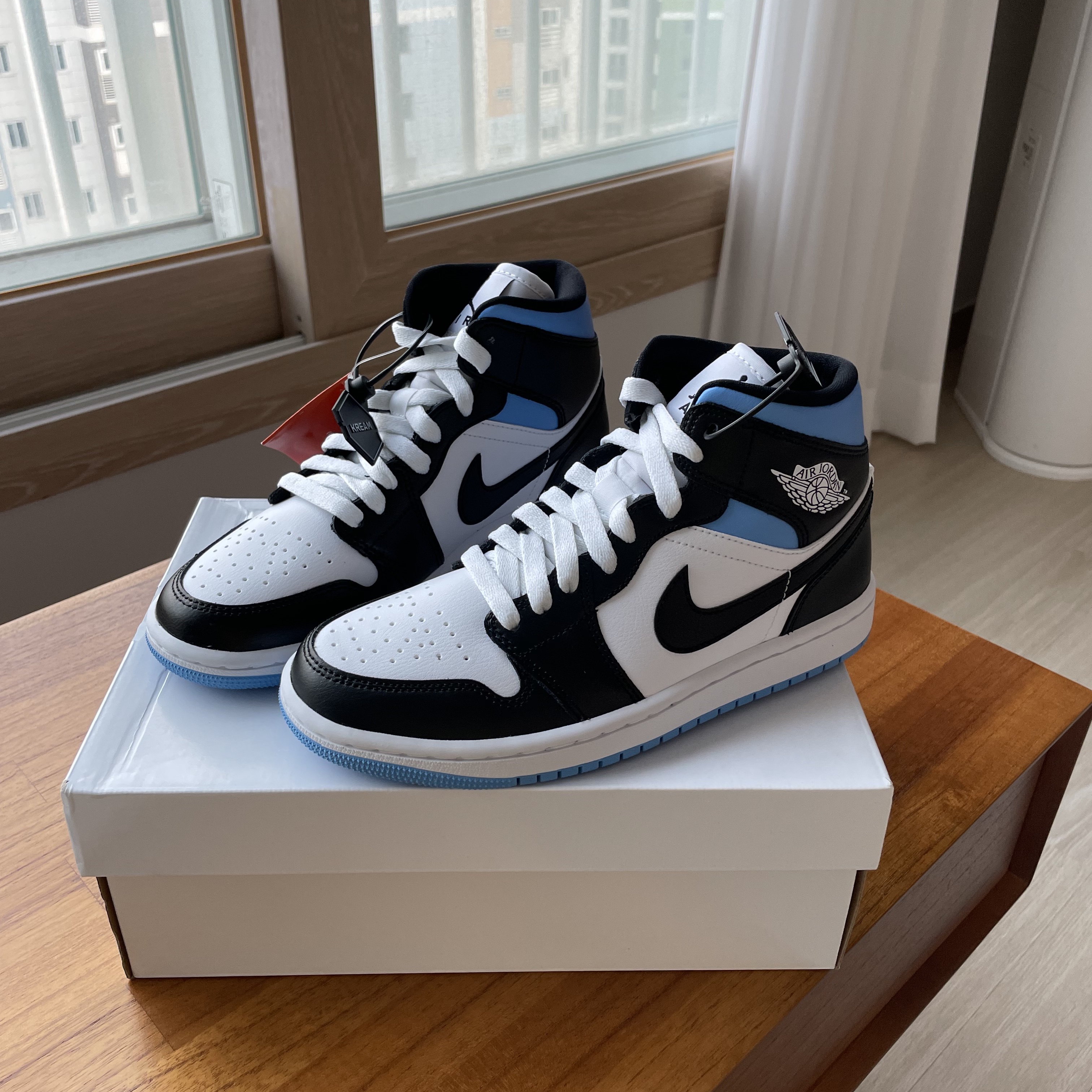(W) Jordan 1 Mid White Black University Blue 착용 스타일