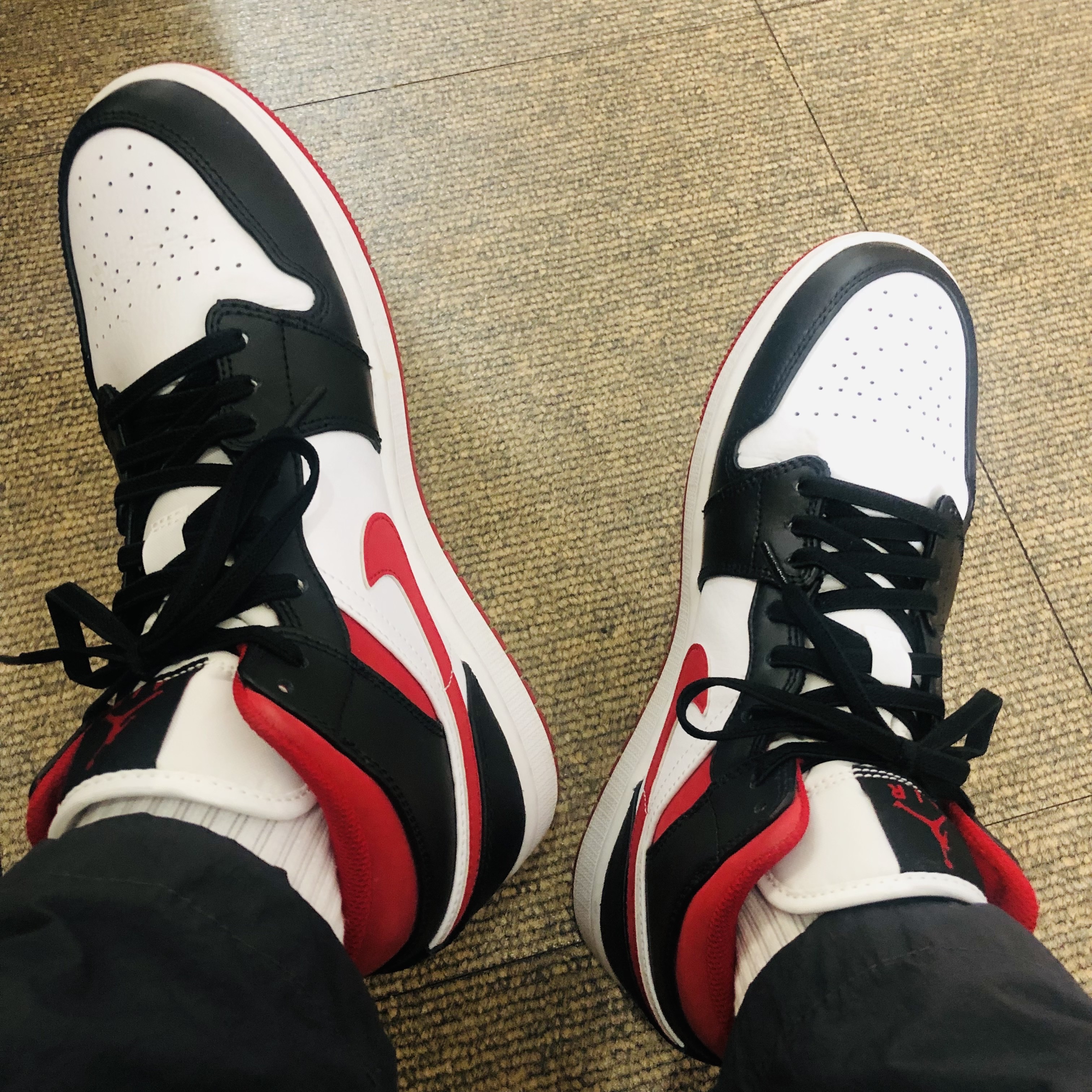 Jordan 1 Mid Gym Red Black White 착용 스타일