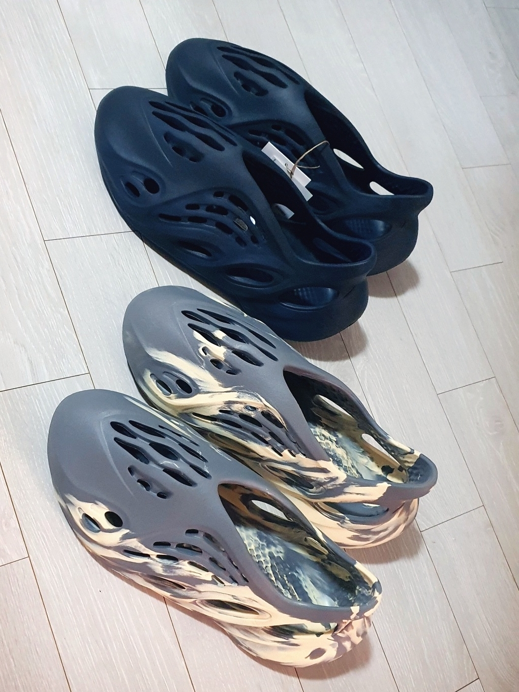 Adidas Yeezy Foam RNNR Mineral Blue, Adidas Yeezy Foam RNNR MXT Moon Gray 착용 스타일 - 3
