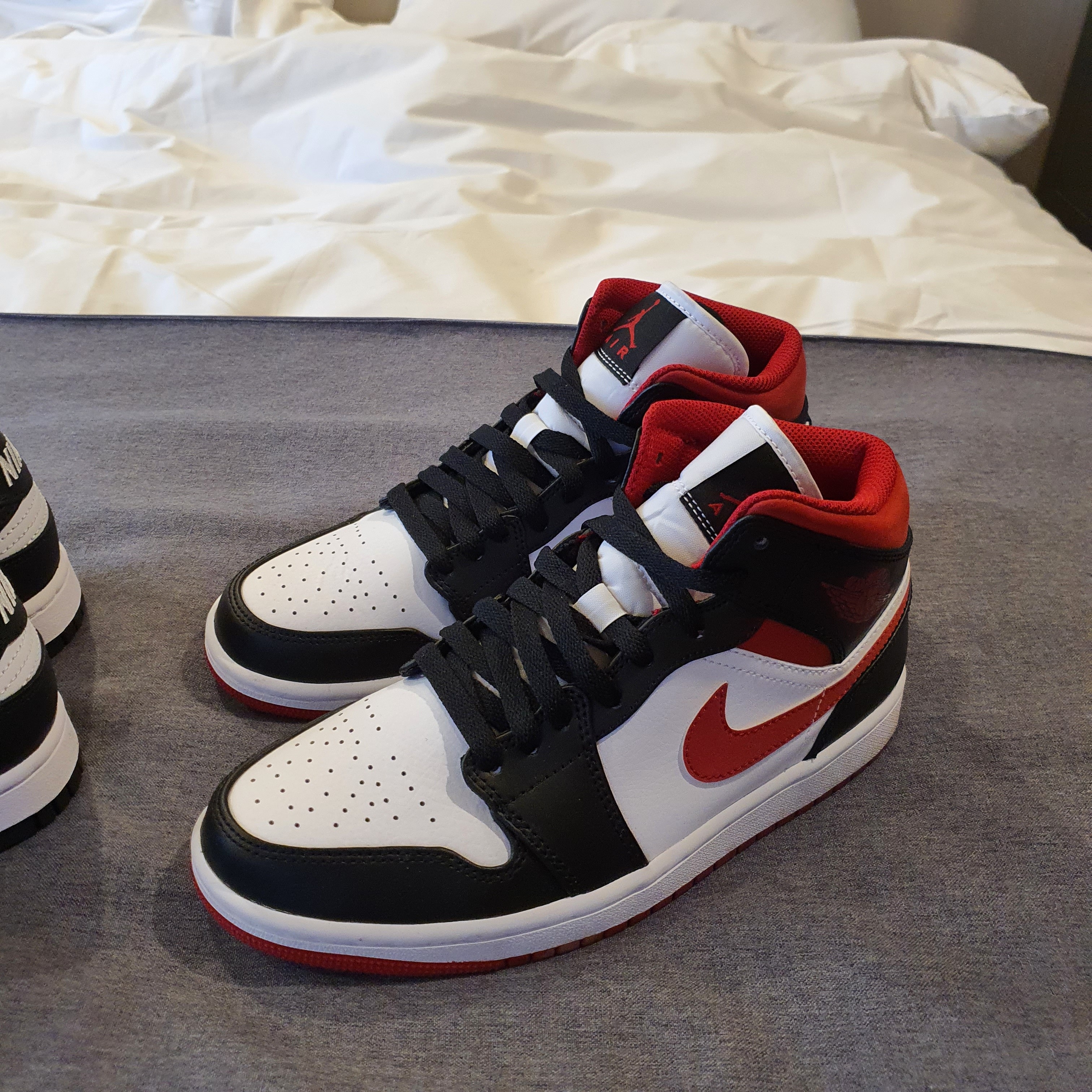 Jordan 1 Mid Gym Red Black White 착용 스타일