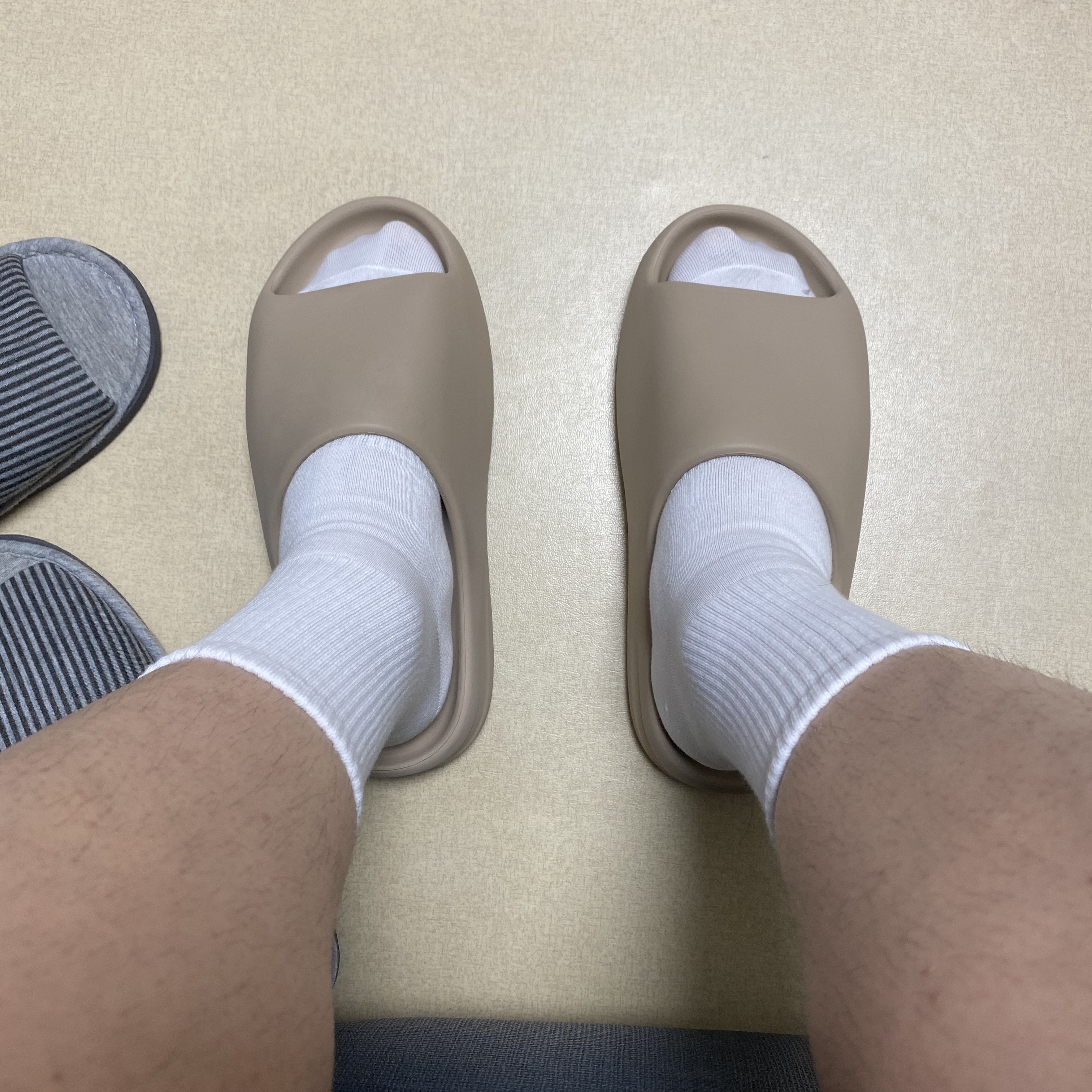 Adidas Yeezy Slide Pure 착용 스타일 - 2