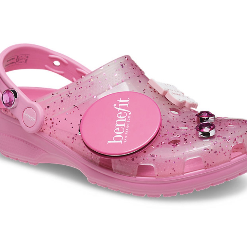 Crocs x Benefit Classic Clog 착용 스타일 - 2