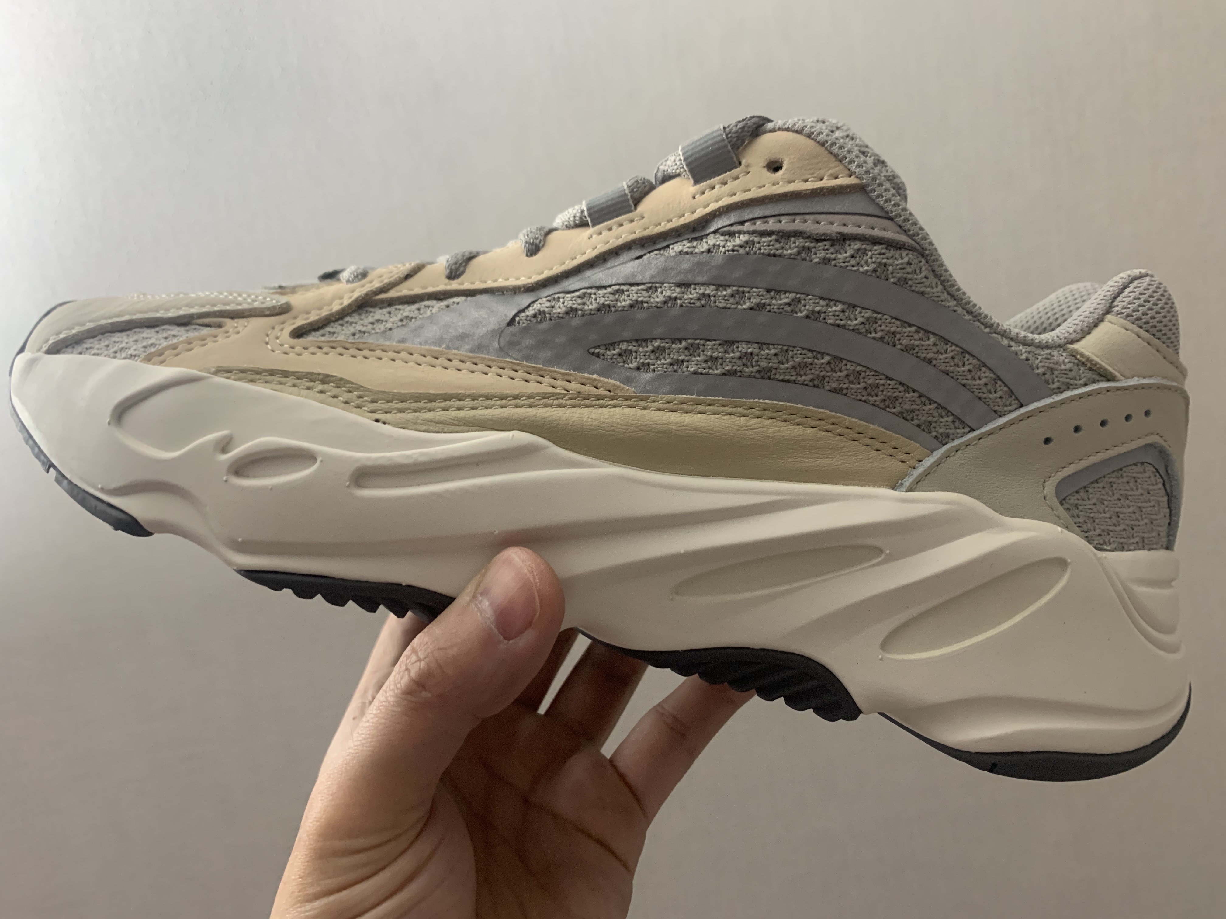 Adidas Yeezy Boost 700 V2 Cream 착용 스타일 - 1