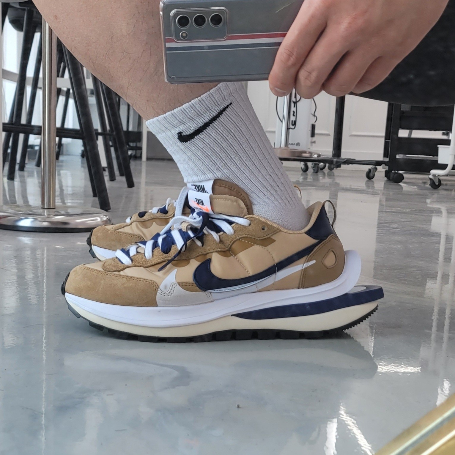 Nike x Sacai VaporWaffle Sesame and Blue Void, Nike M NRG Track Jacket Light Smoke Grey 착용 스타일 - 1