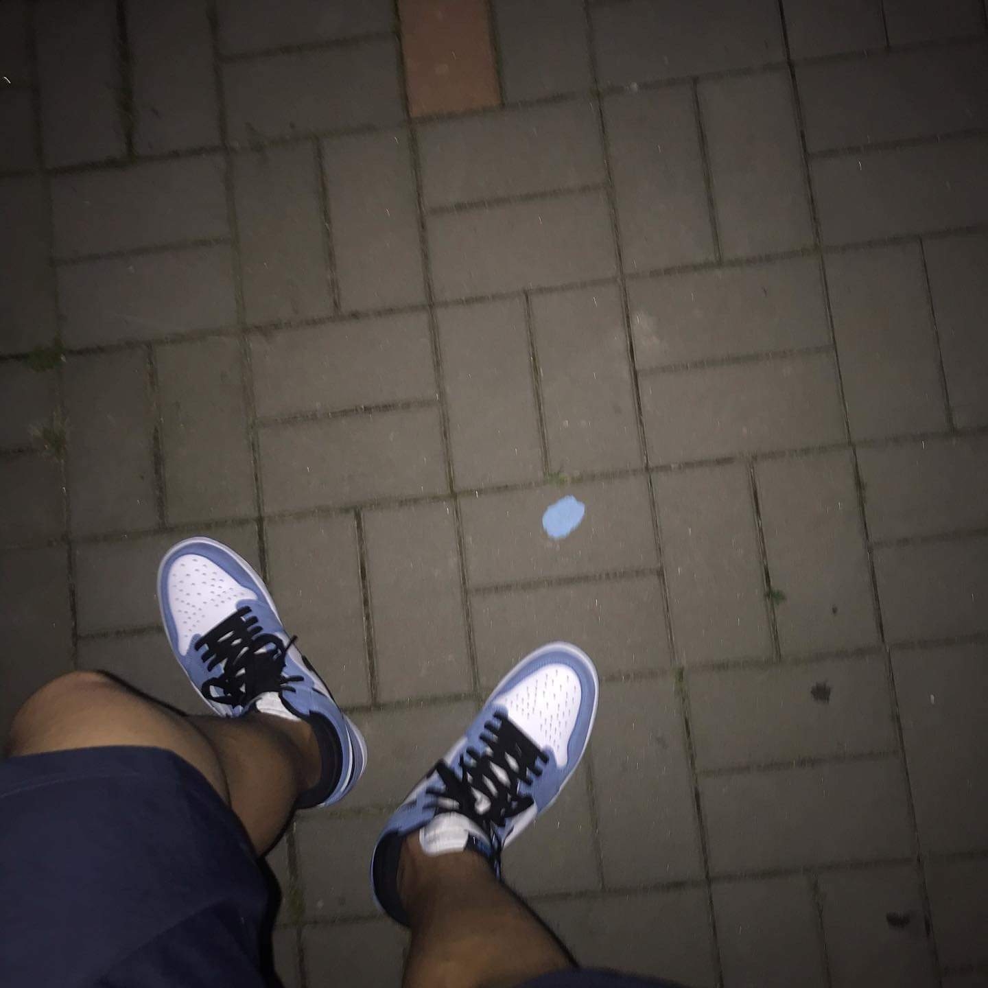 Jordan 1 Retro High OG University Blue 착용 스타일 - 4