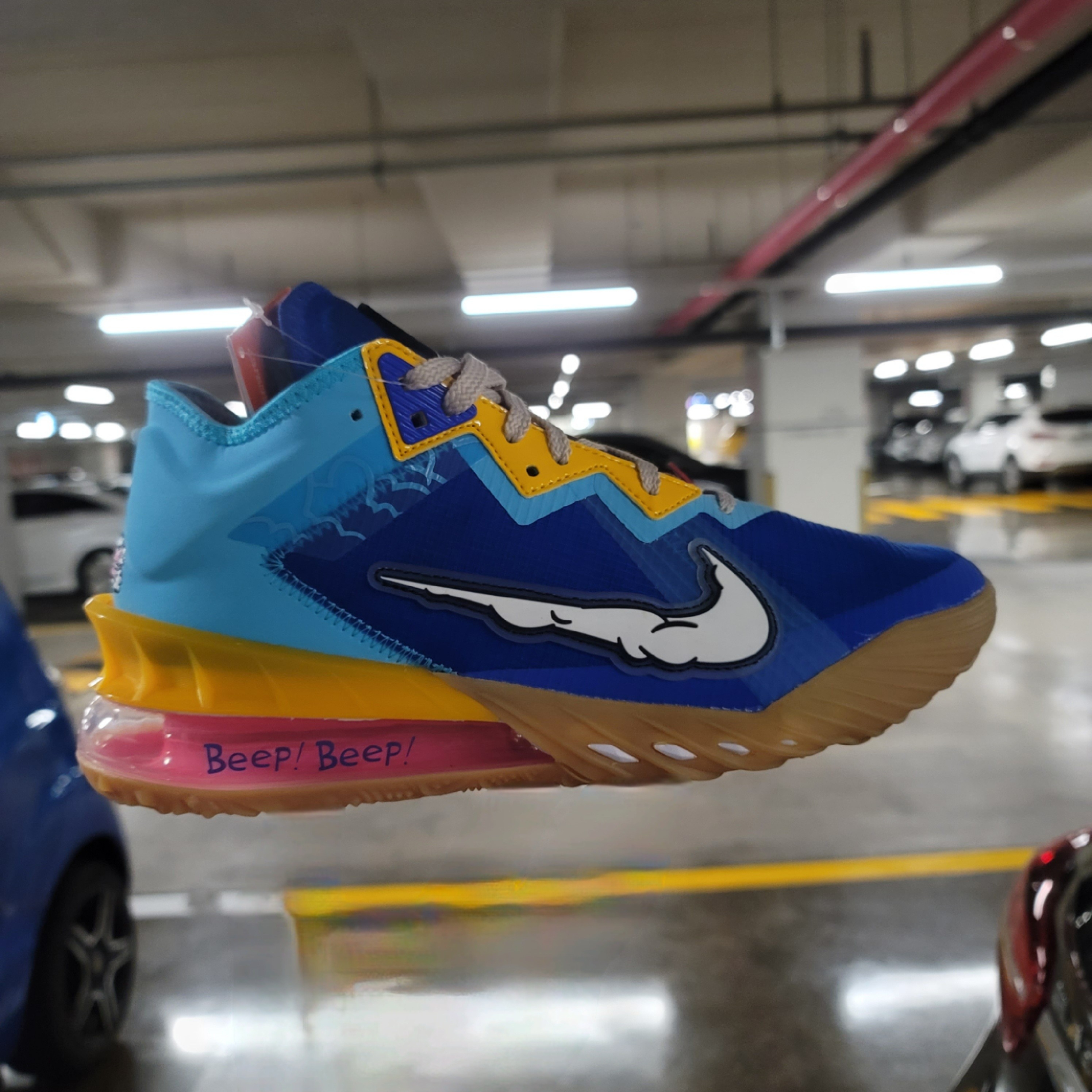 Nike LeBron 18 Low Wile E. vs Roadrunner 착용 스타일 - 1