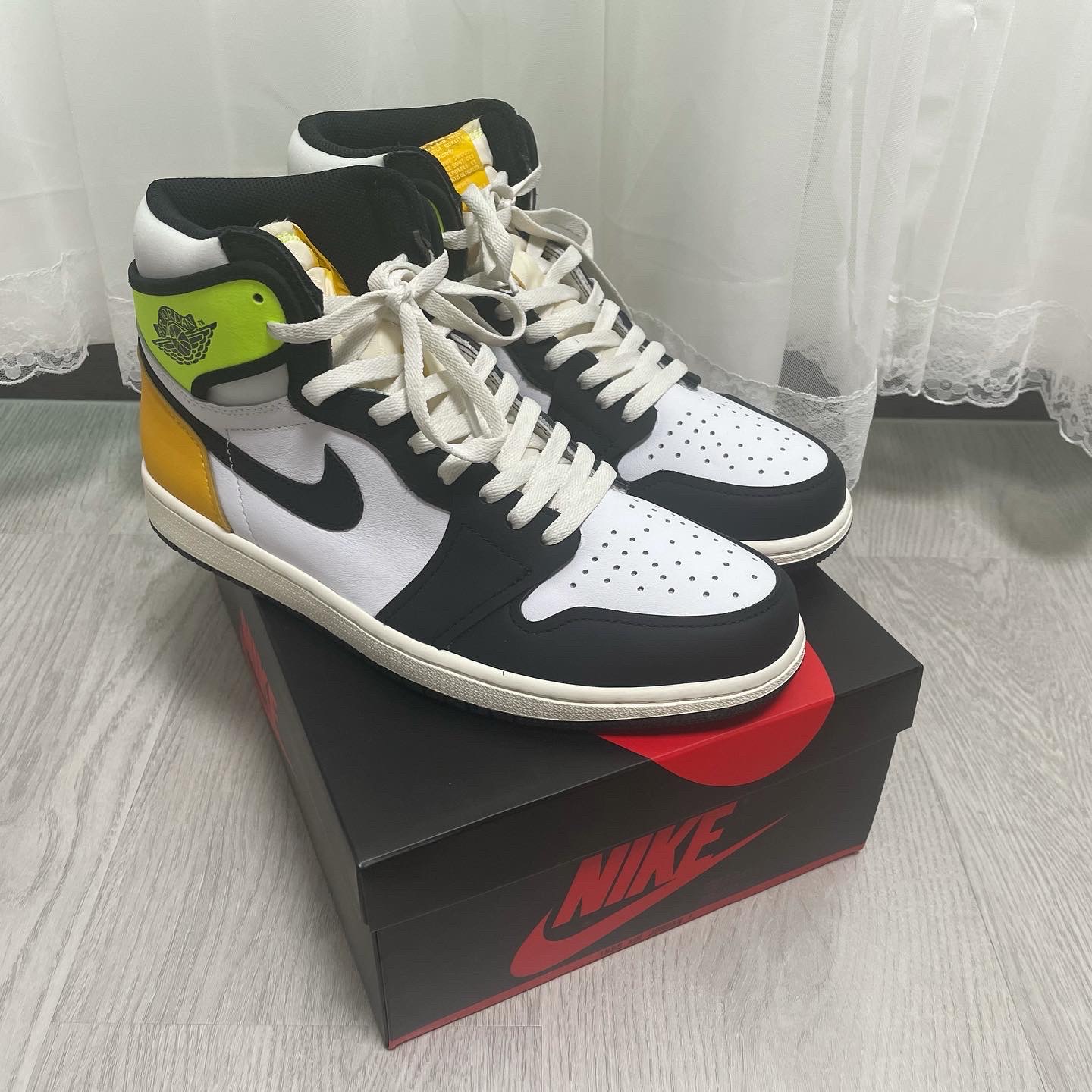 Jordan 1 Retro High OG Volt Gold 착용 스타일 - 2