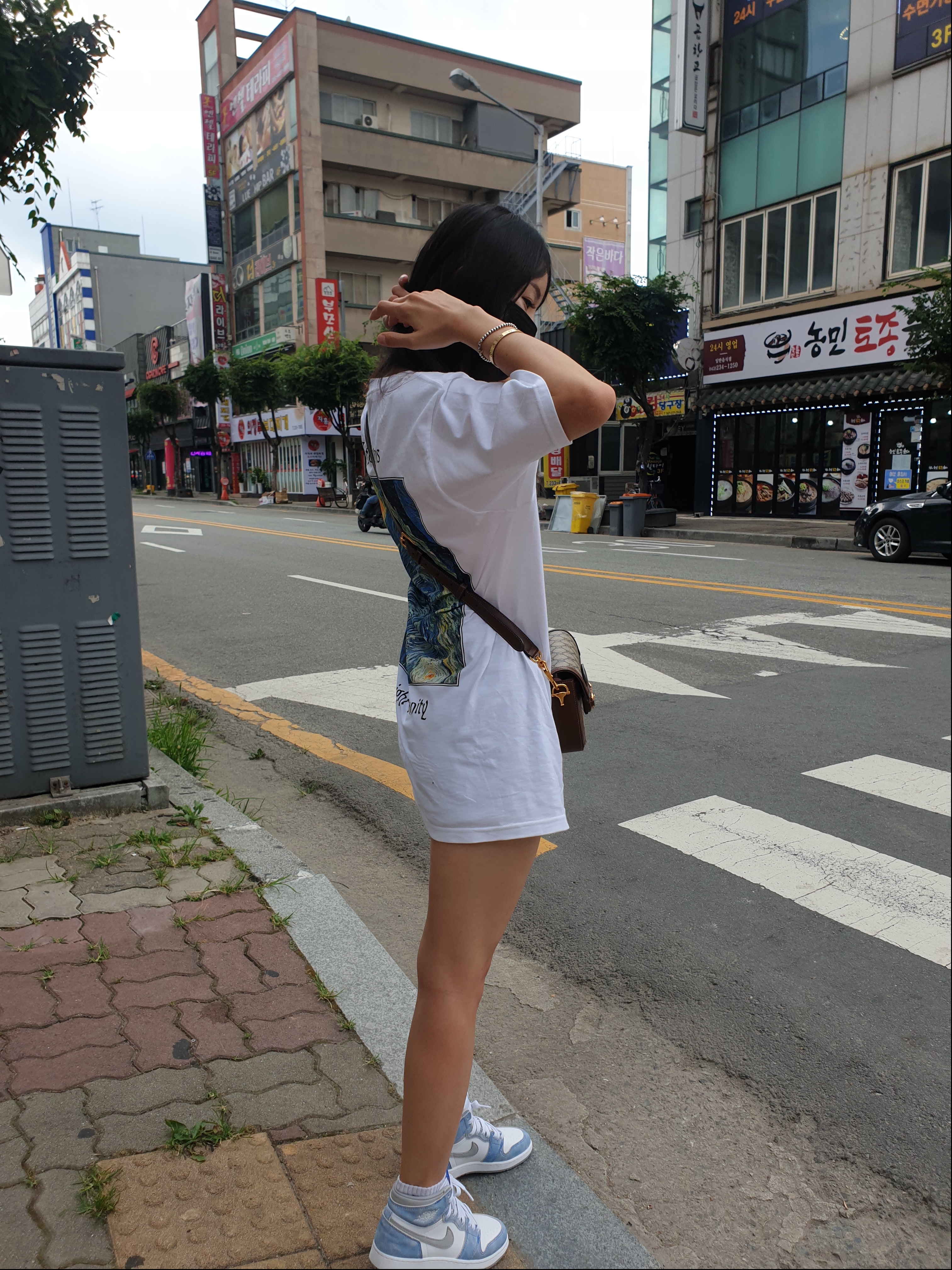 Stussy Midnight Insanity T-Shirt White, (GS) Jordan 1 Retro High OG Hyper Royal 착용 스타일 - 2