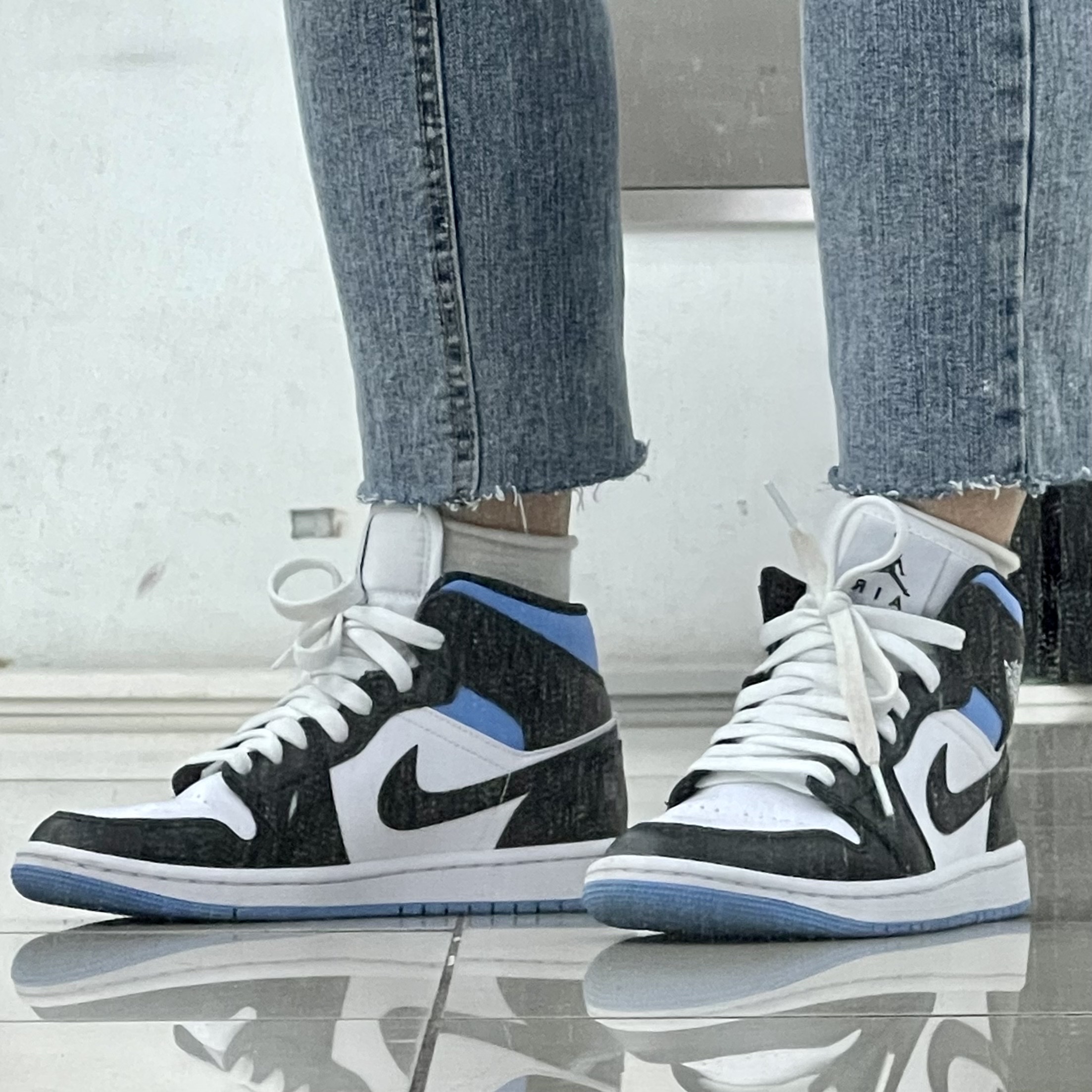 (W) Jordan 1 Mid White Black University Blue 착용 스타일 - 3
