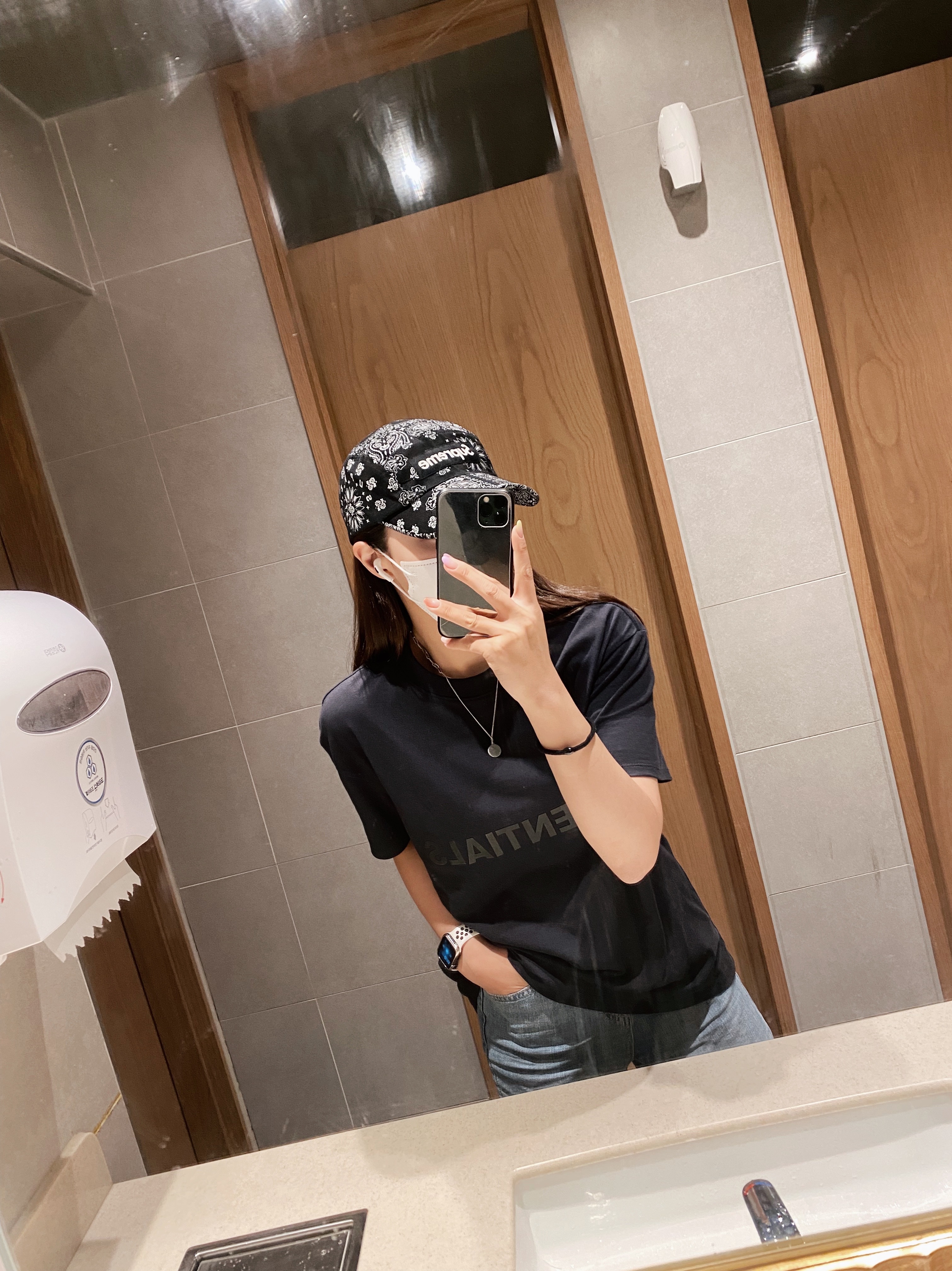Supreme Bandana Camp Cap Black - 21SS, Essentials T-Shirt Black - 21SS 착용 스타일 - 1