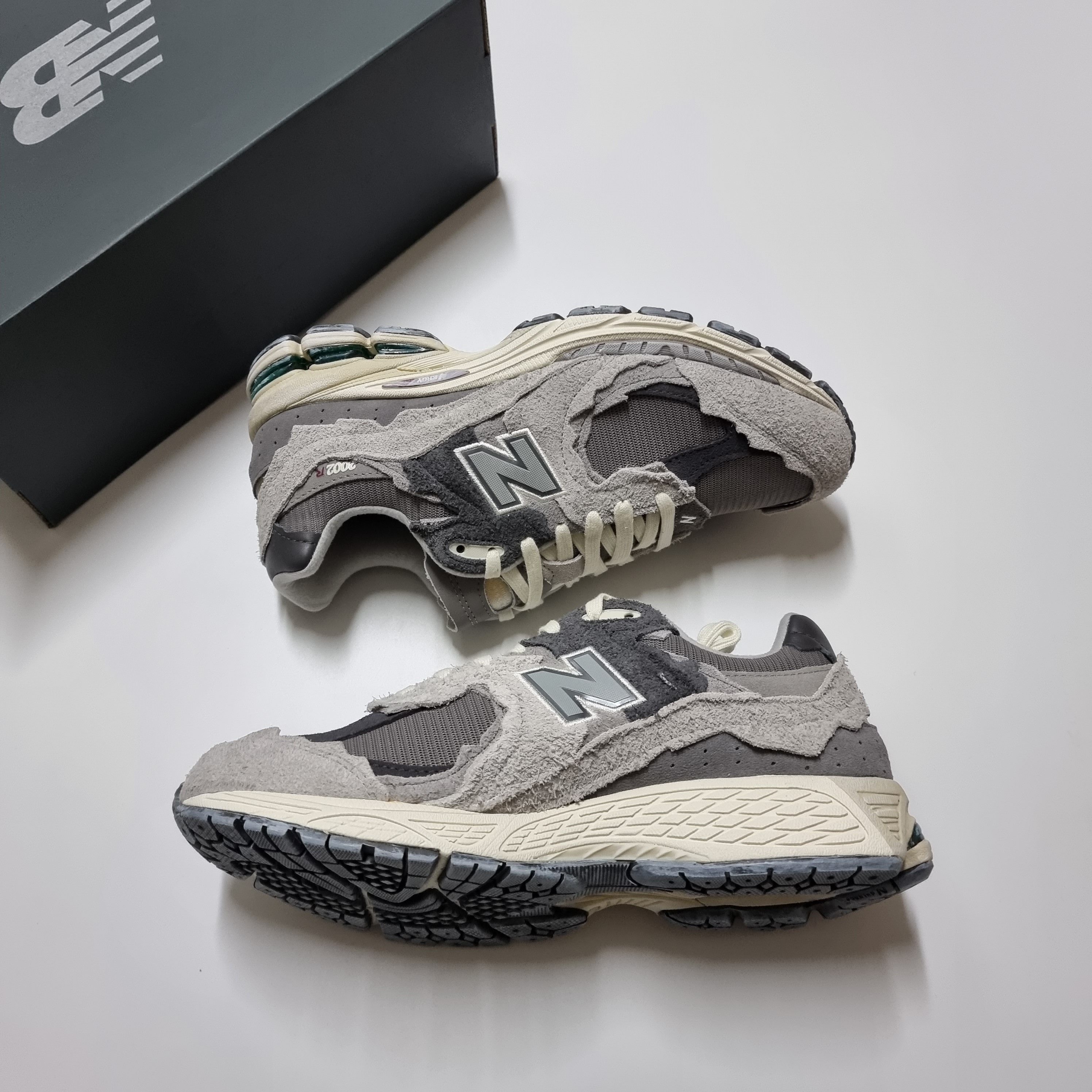 New Balance 2002R Protection Pack Rain Cloud 착용 스타일
