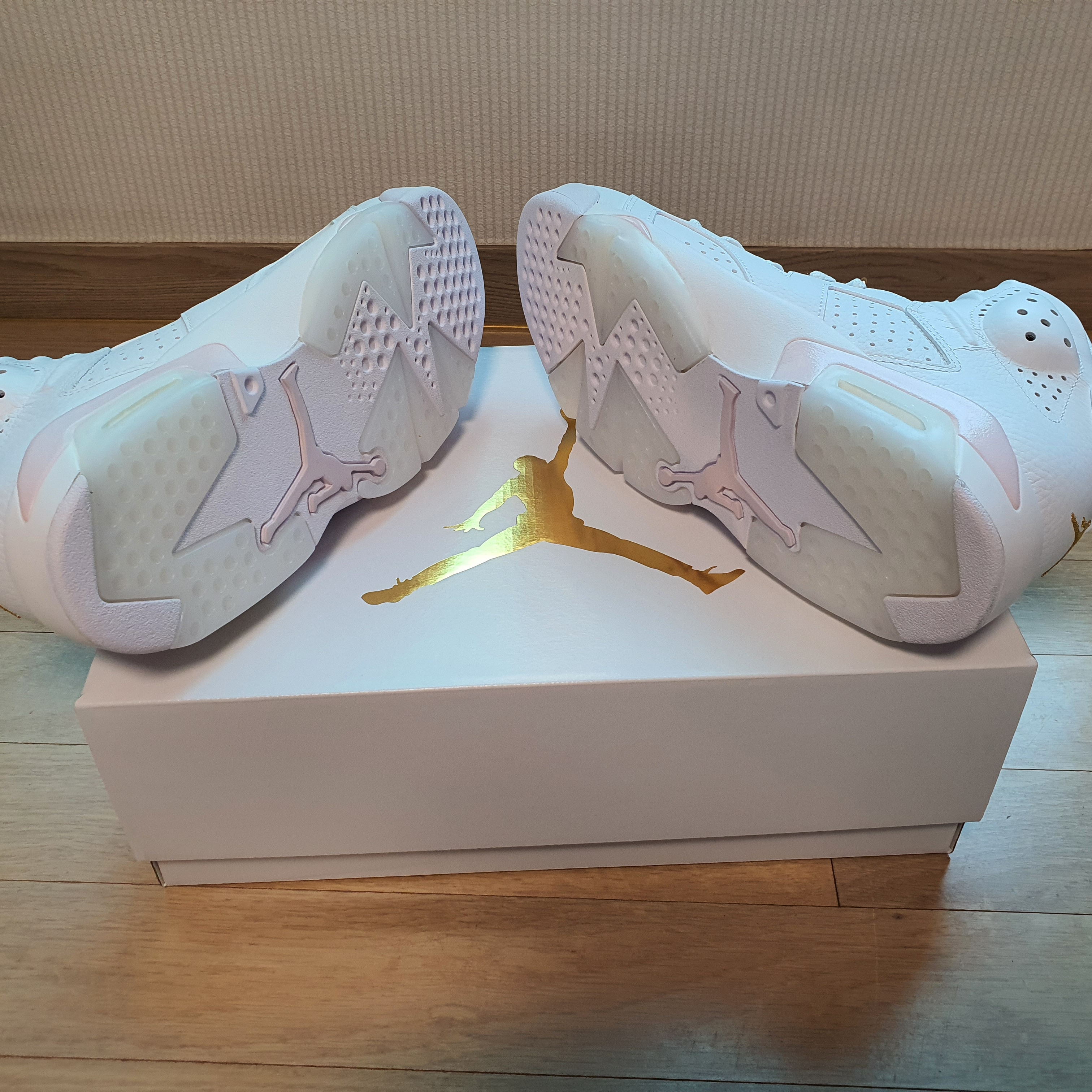 (W) Jordan 6 Retro Gold Hoops 착용 스타일 - 4