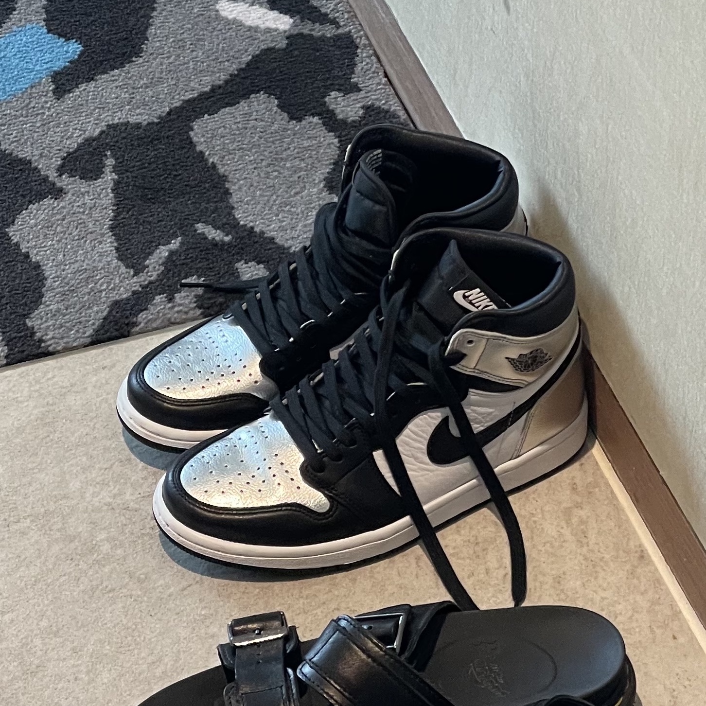 (W) Jordan 1 Retro High OG Silver Toe 착용 스타일 - 2