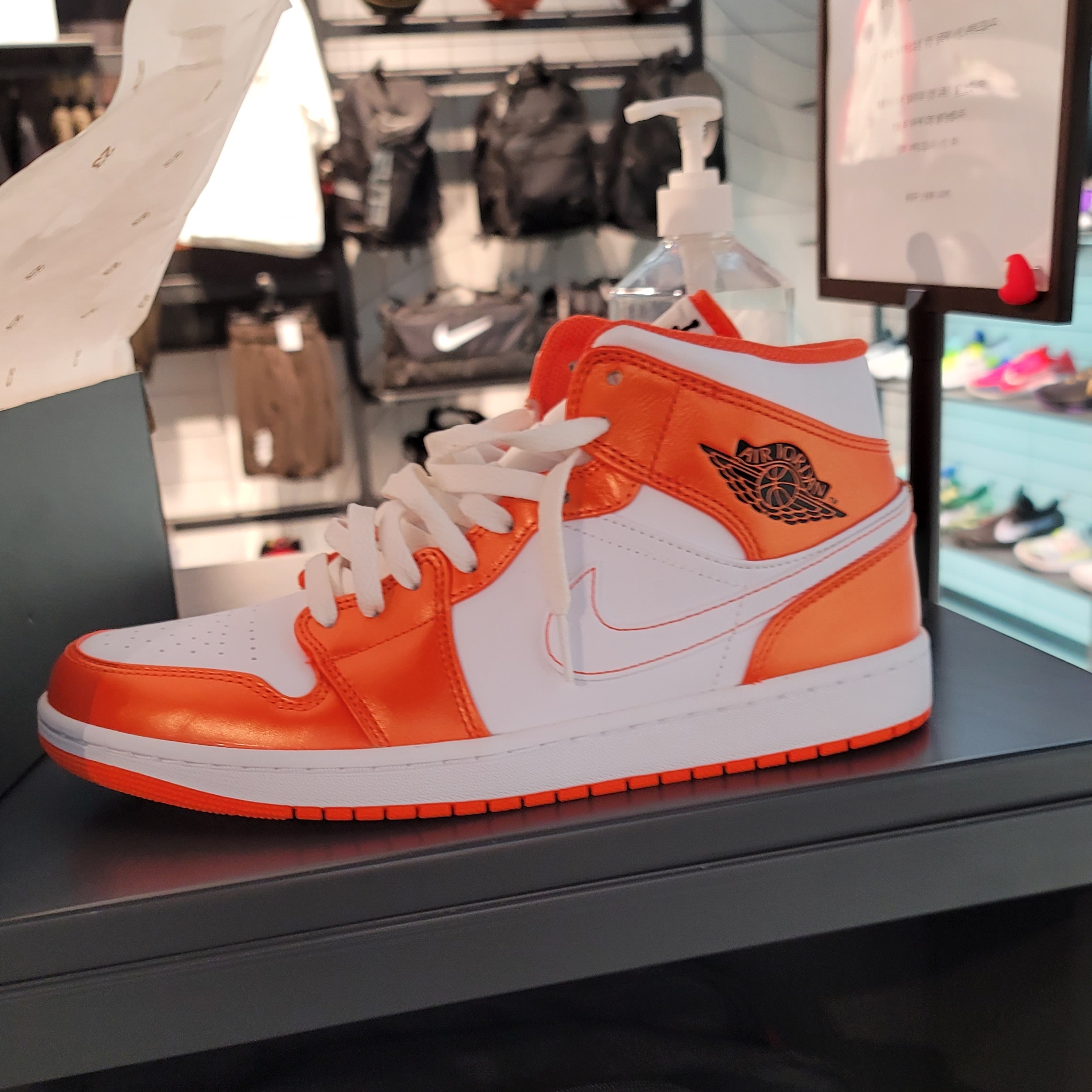 Jordan 1 Mid SE Electro Orange 착용 스타일