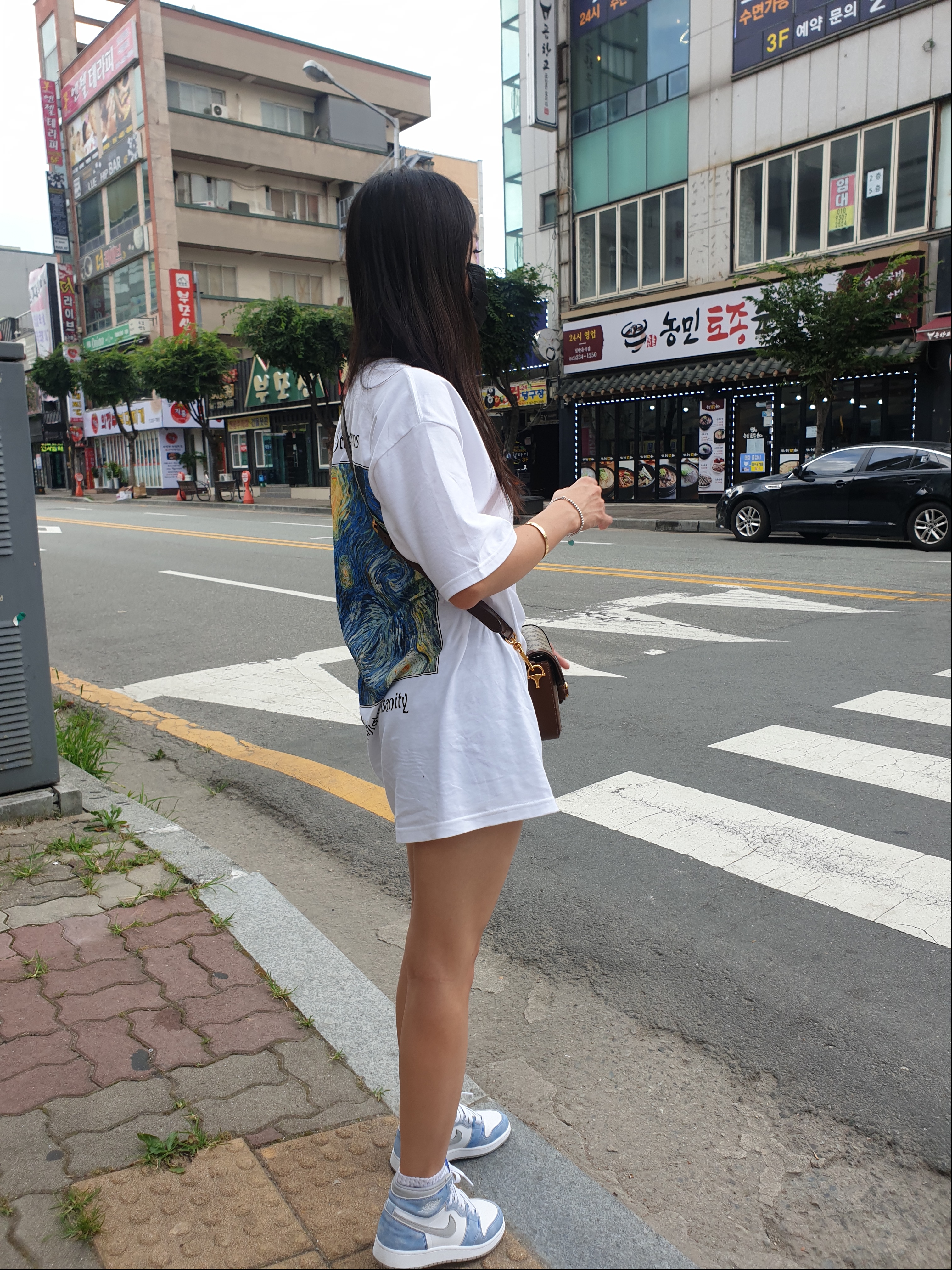 Stussy Midnight Insanity T-Shirt White, (GS) Jordan 1 Retro High OG Hyper Royal 착용 스타일 - 1