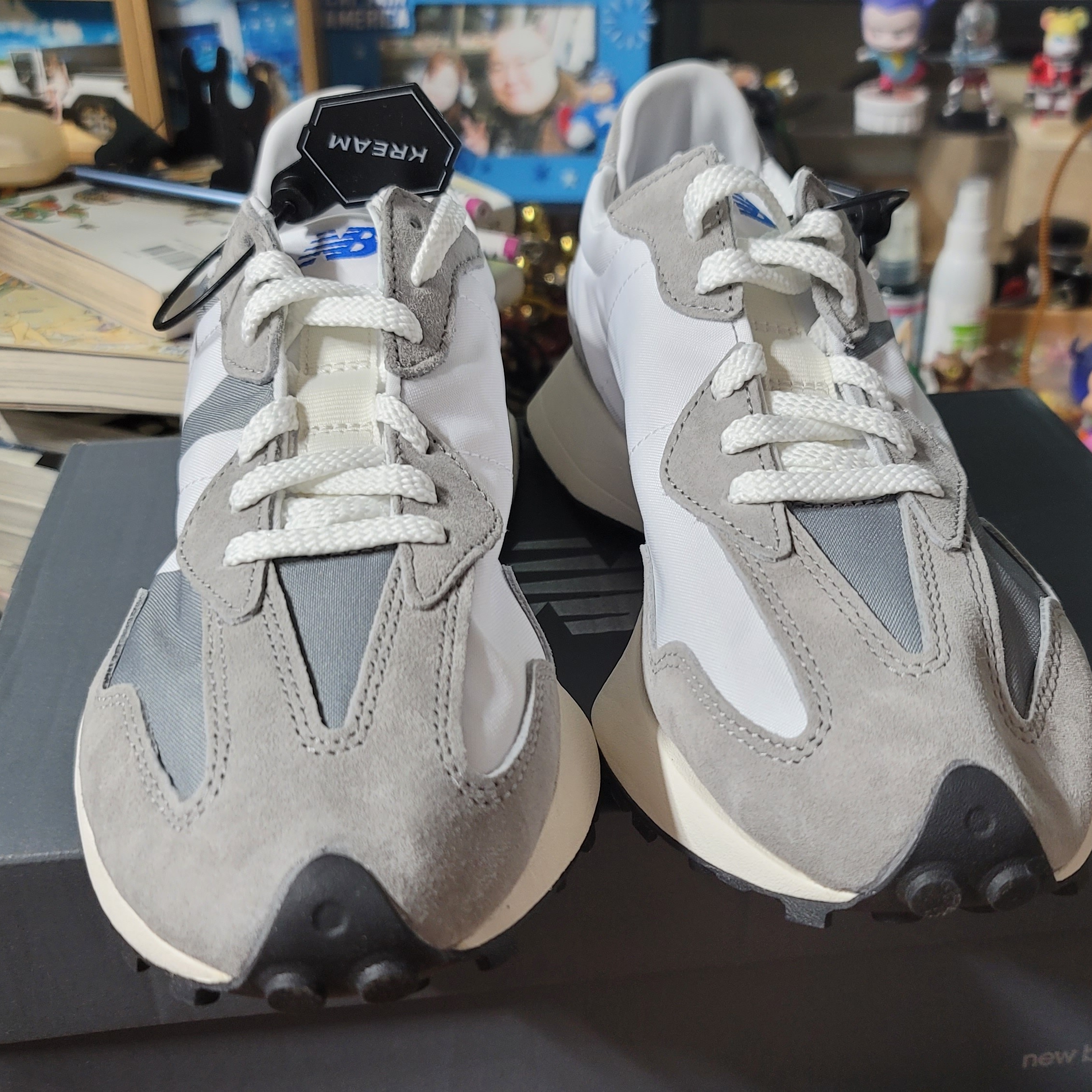 New Balance 327 Grey 착용 스타일 - 5