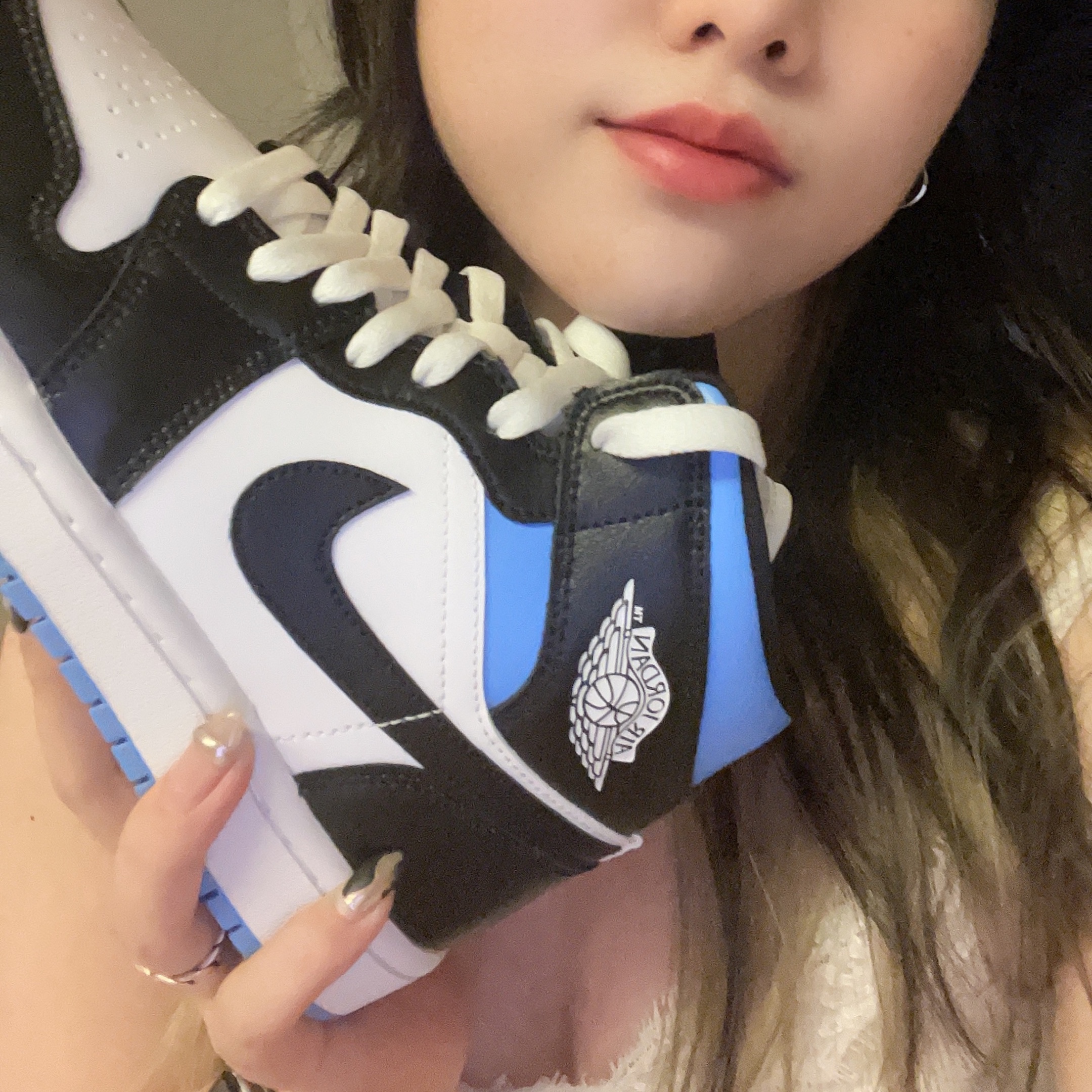 (W) Jordan 1 Mid White Black University Blue 착용 스타일 - 2